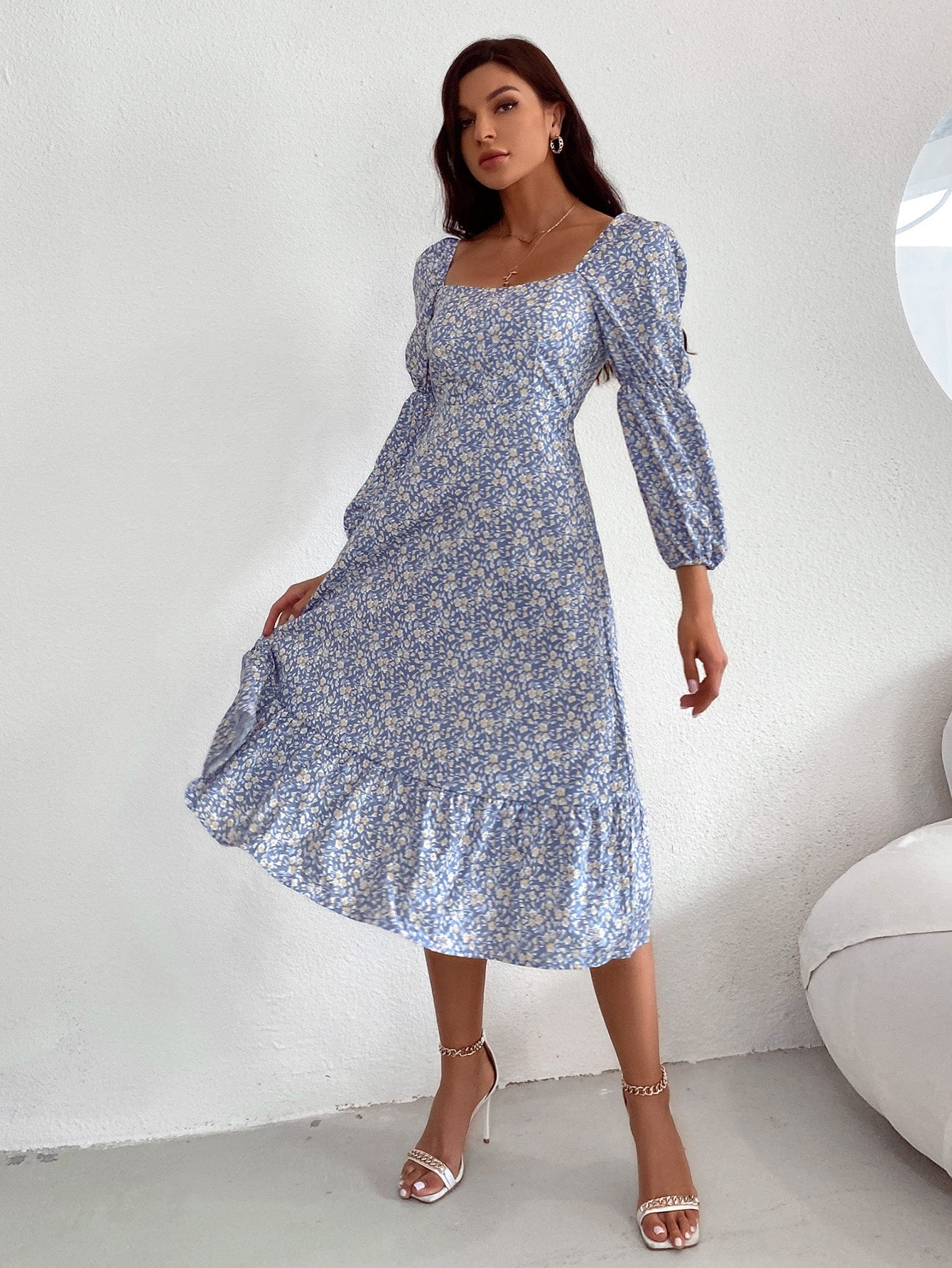 فستان ميلكميد بأطراف مكشكشة وطباعة زهورصغيرة