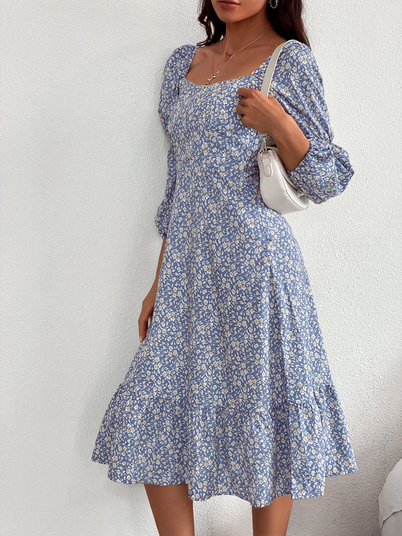 فستان ميلكميد بأطراف مكشكشة وطباعة زهورصغيرة