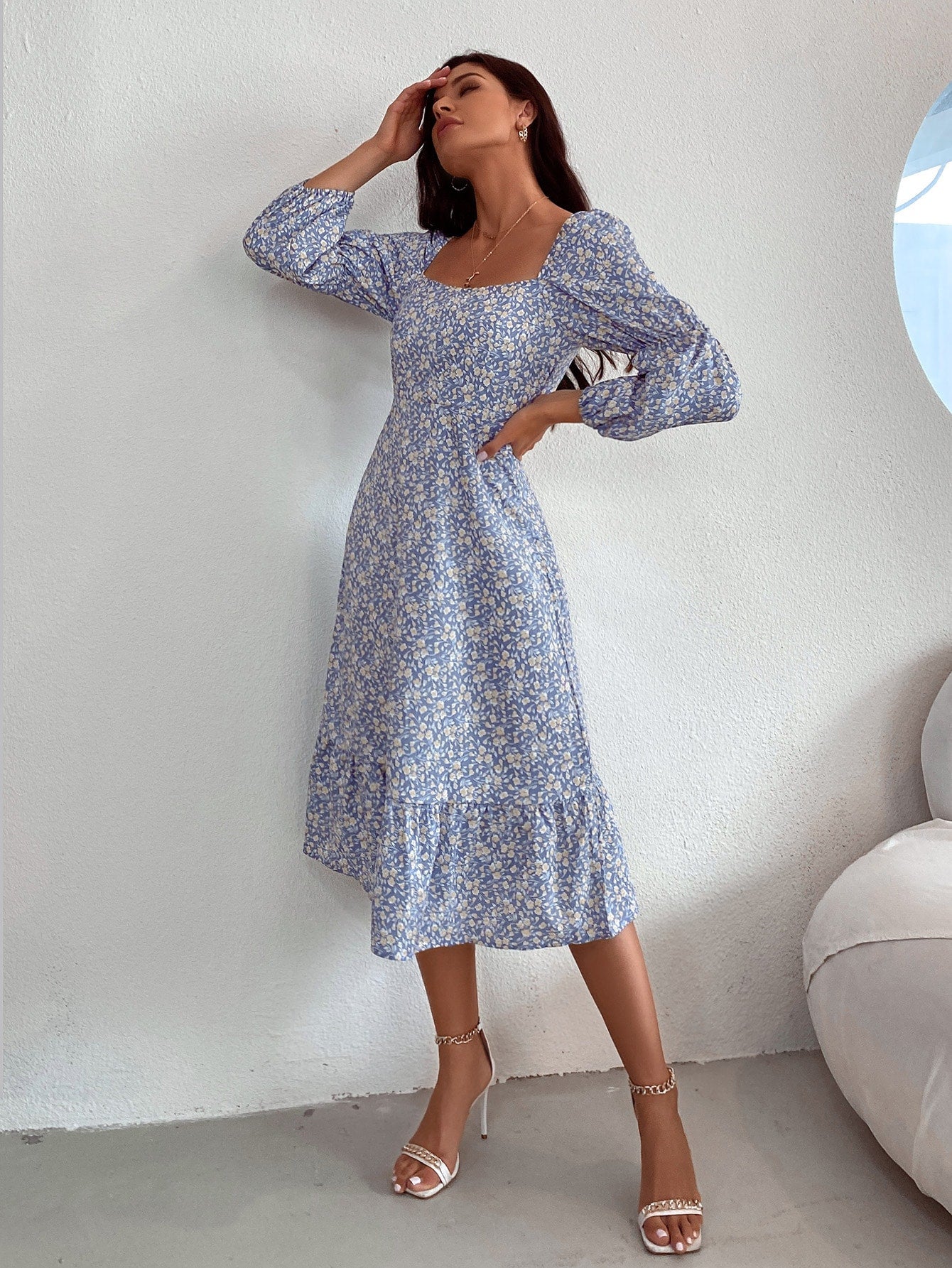 فستان ميلكميد بأطراف مكشكشة وطباعة زهورصغيرة