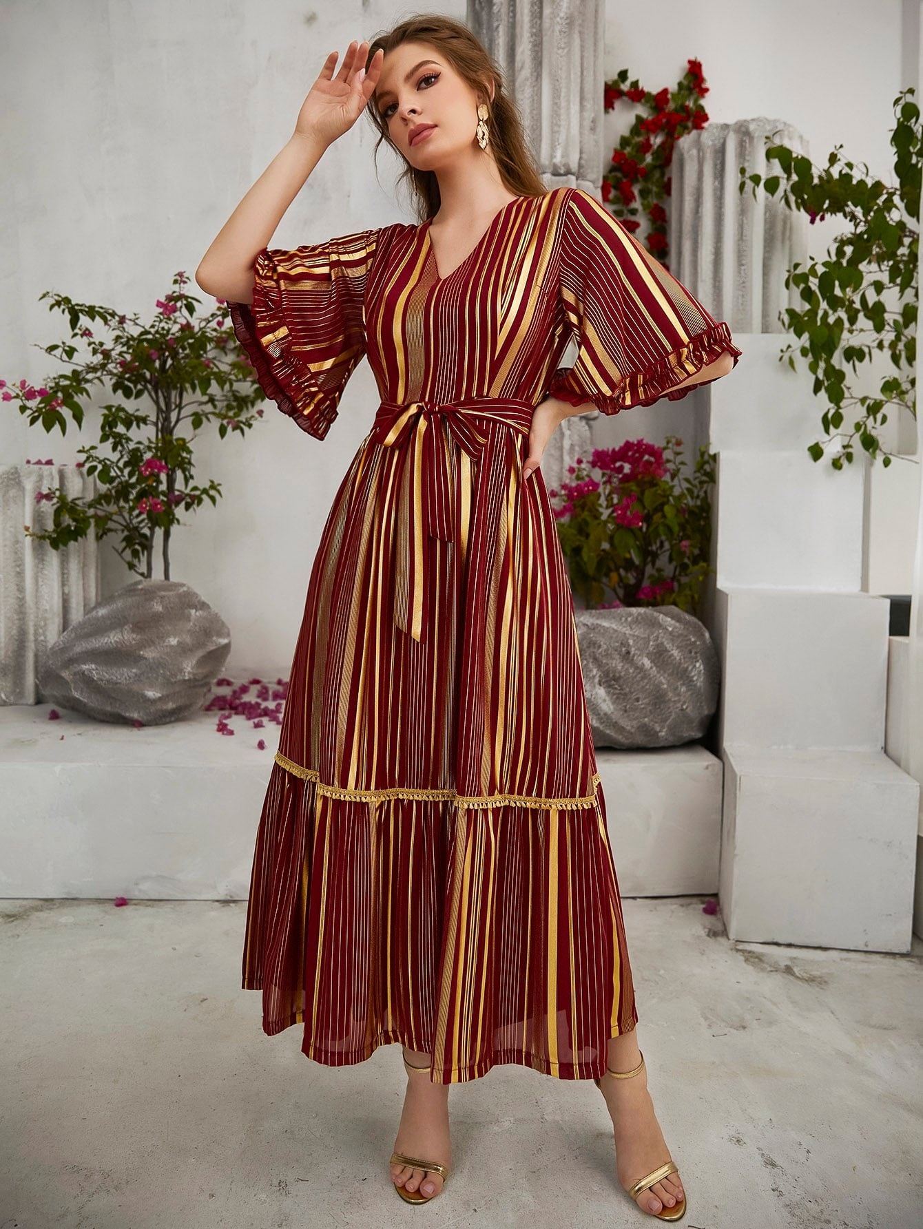 فستان بحزام وبحافة مكشكش باكمام منتفضة