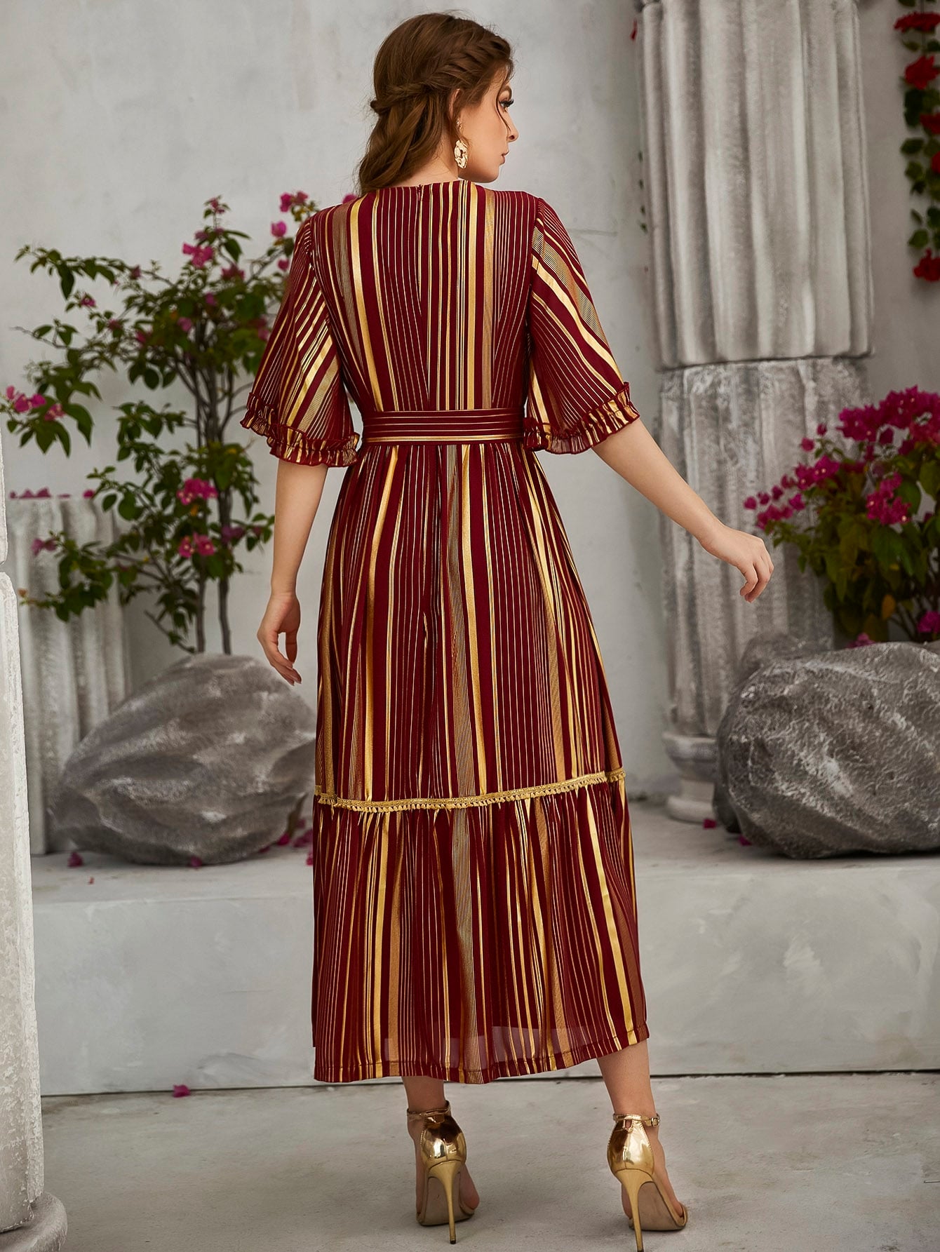 فستان بحزام وبحافة مكشكش باكمام منتفضة