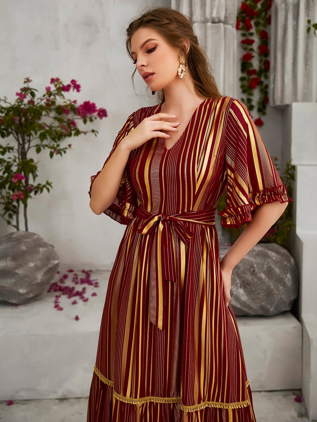 فستان بحزام وبحافة مكشكش باكمام منتفضة