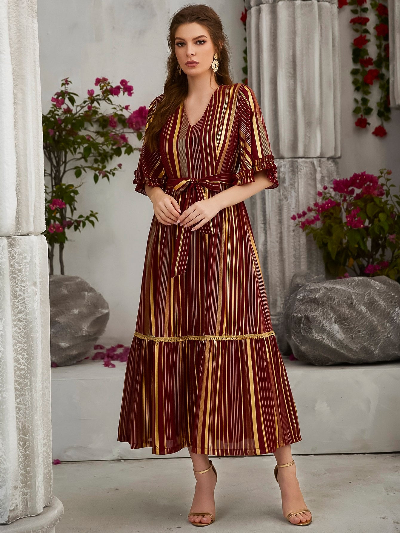 فستان بحزام وبحافة مكشكش باكمام منتفضة