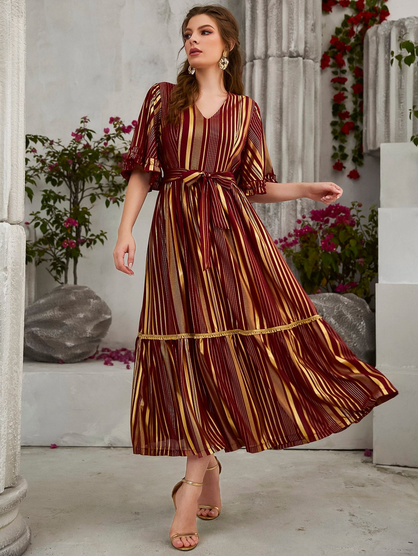 فستان بحزام وبحافة مكشكش باكمام منتفضة