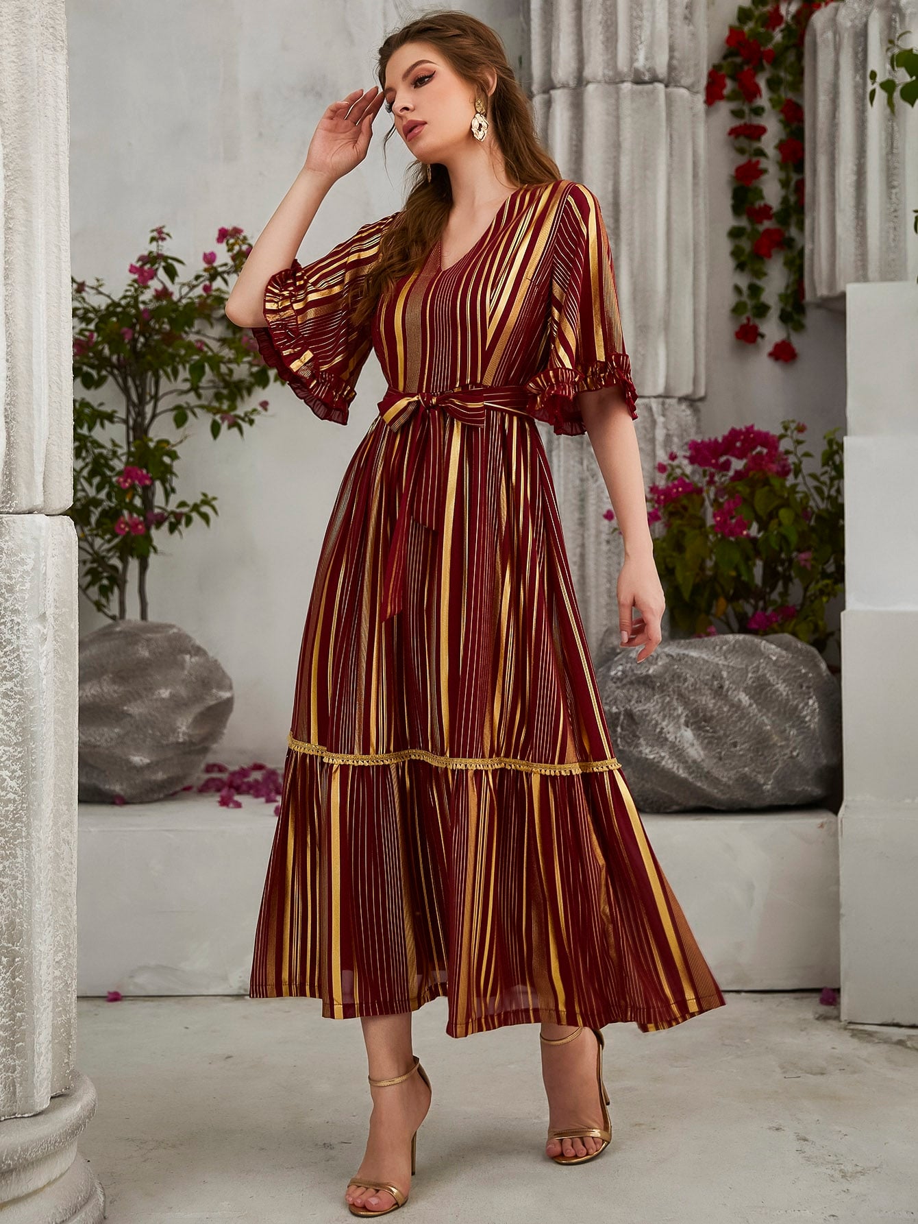 فستان بحزام وبحافة مكشكش باكمام منتفضة