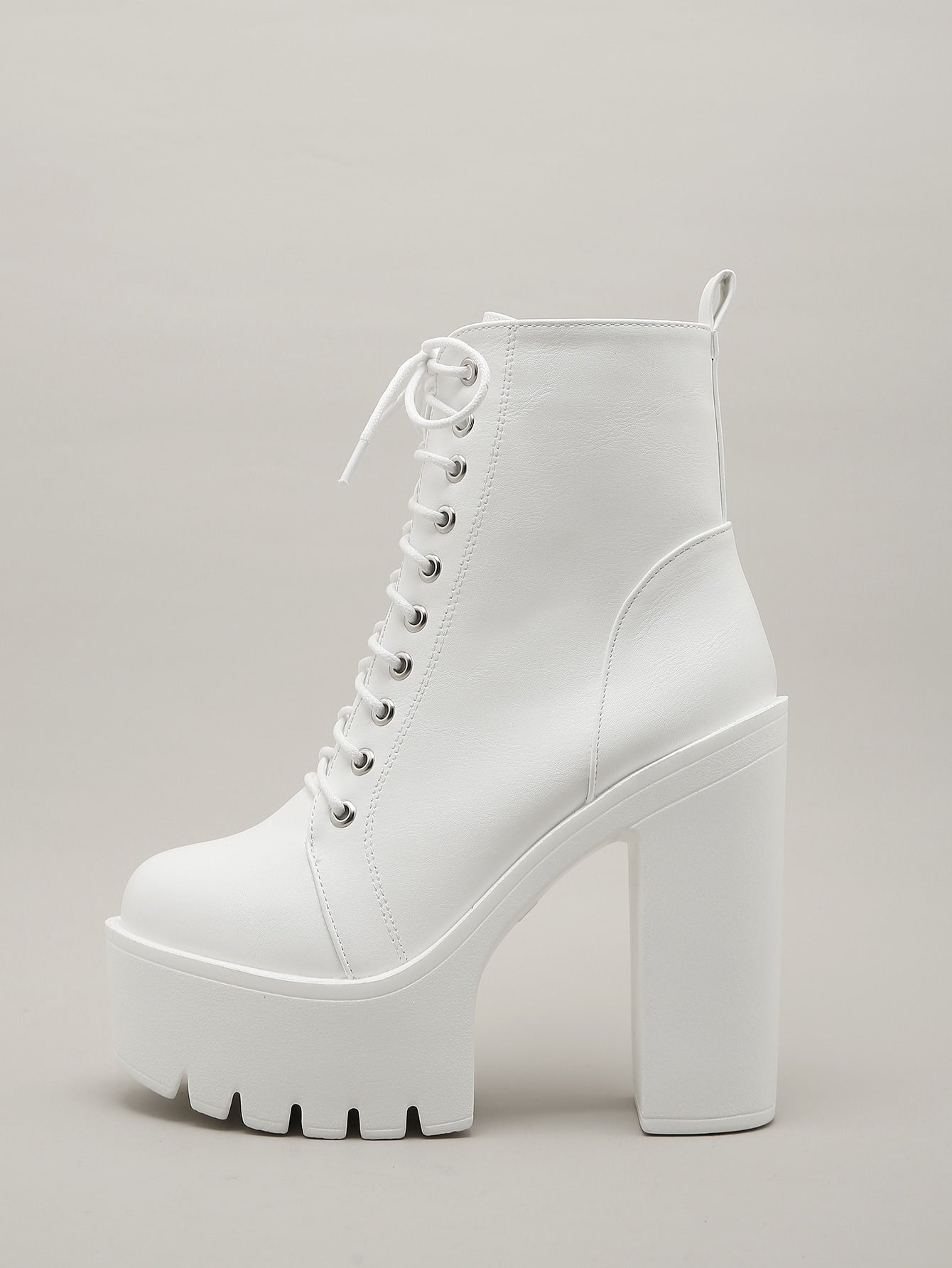 جزمة عسكرية بكعب مكتنز وبرباط امامي معتدل