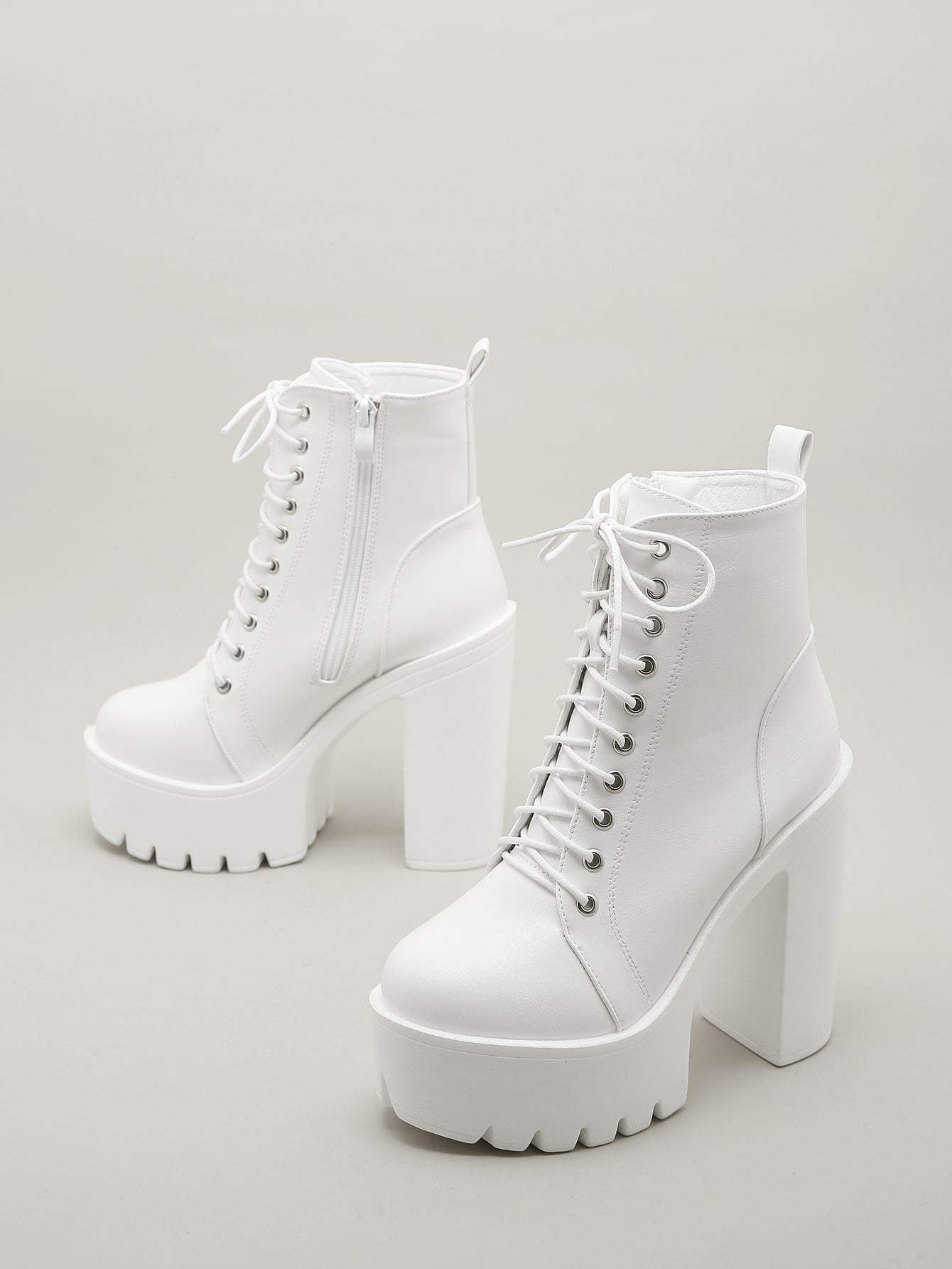 جزمة عسكرية بكعب مكتنز وبرباط امامي معتدل