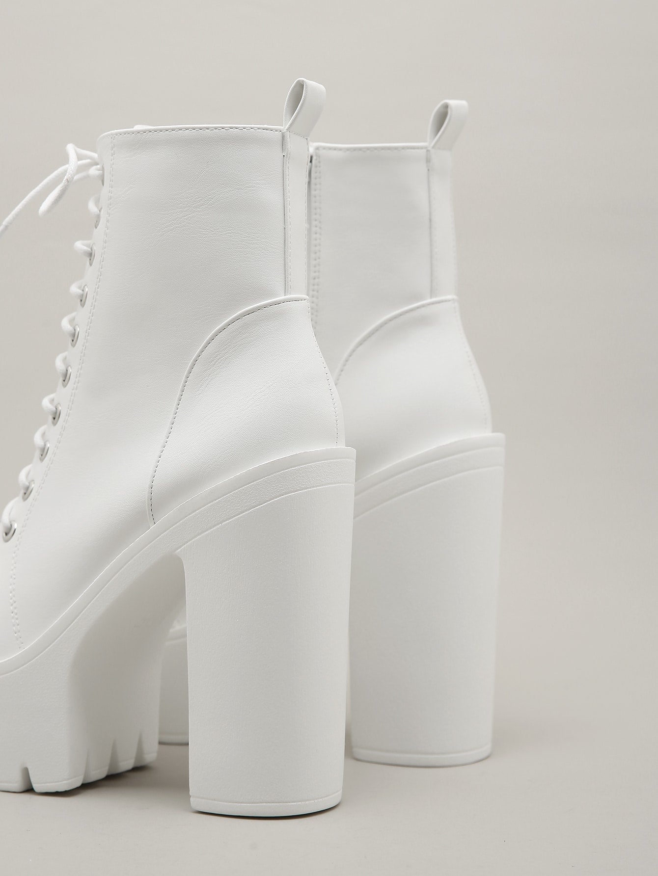 جزمة عسكرية بكعب مكتنز وبرباط امامي معتدل