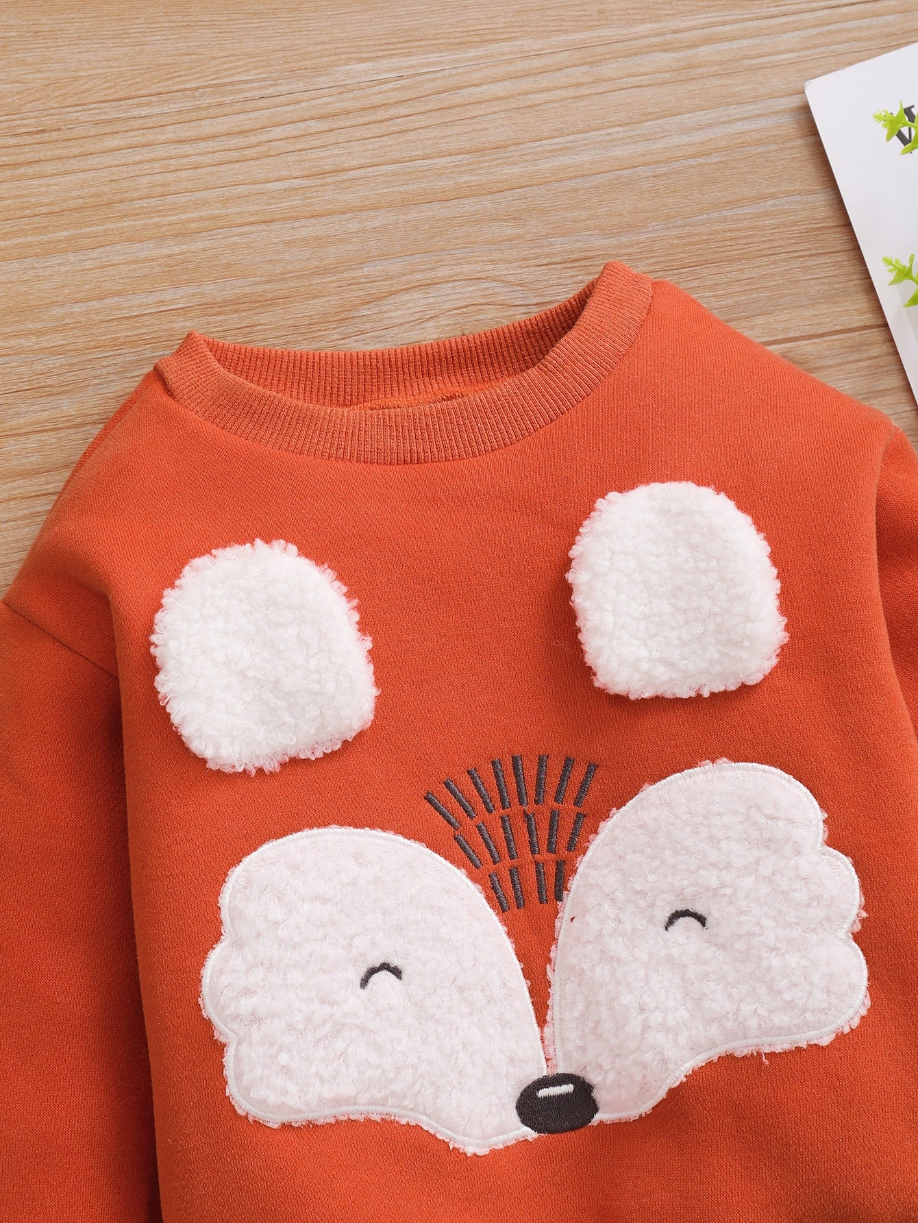 بنطلون رياضي مع بلوفر بنمط مطرز ثعلب للرضع