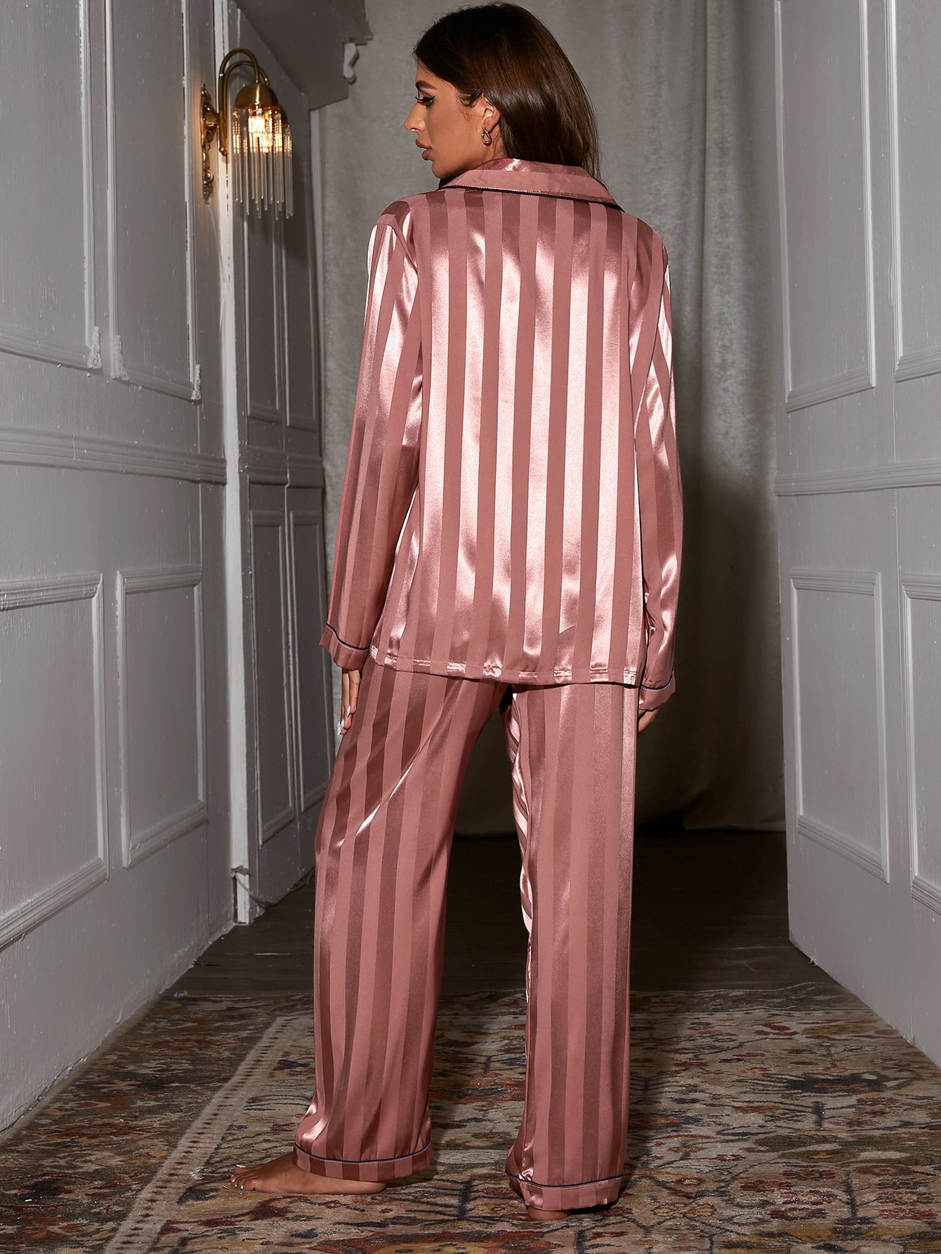 طقم ليلي ساتان بشريط متباين