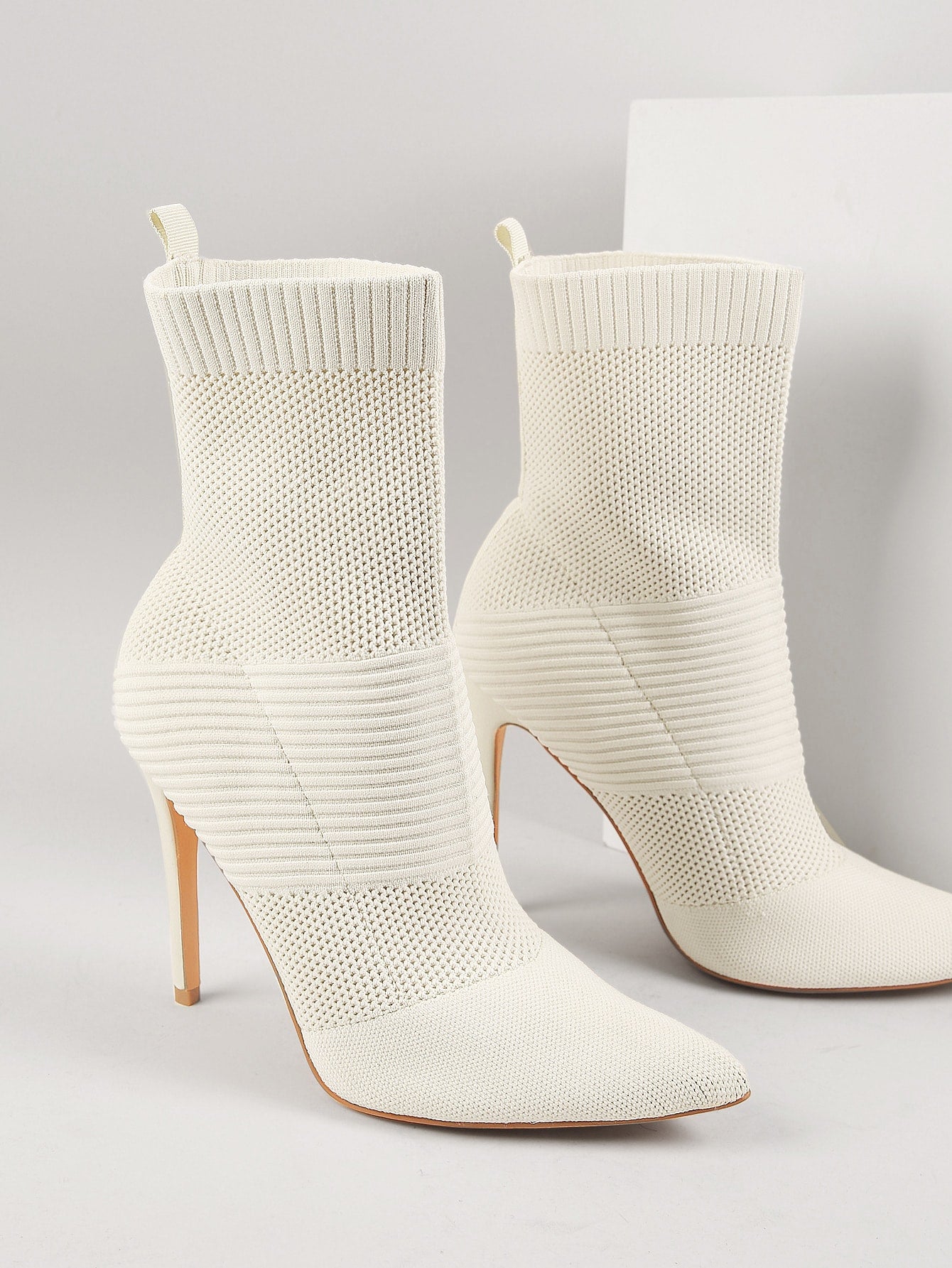 أحذية الكاحل والجوارب النسائية