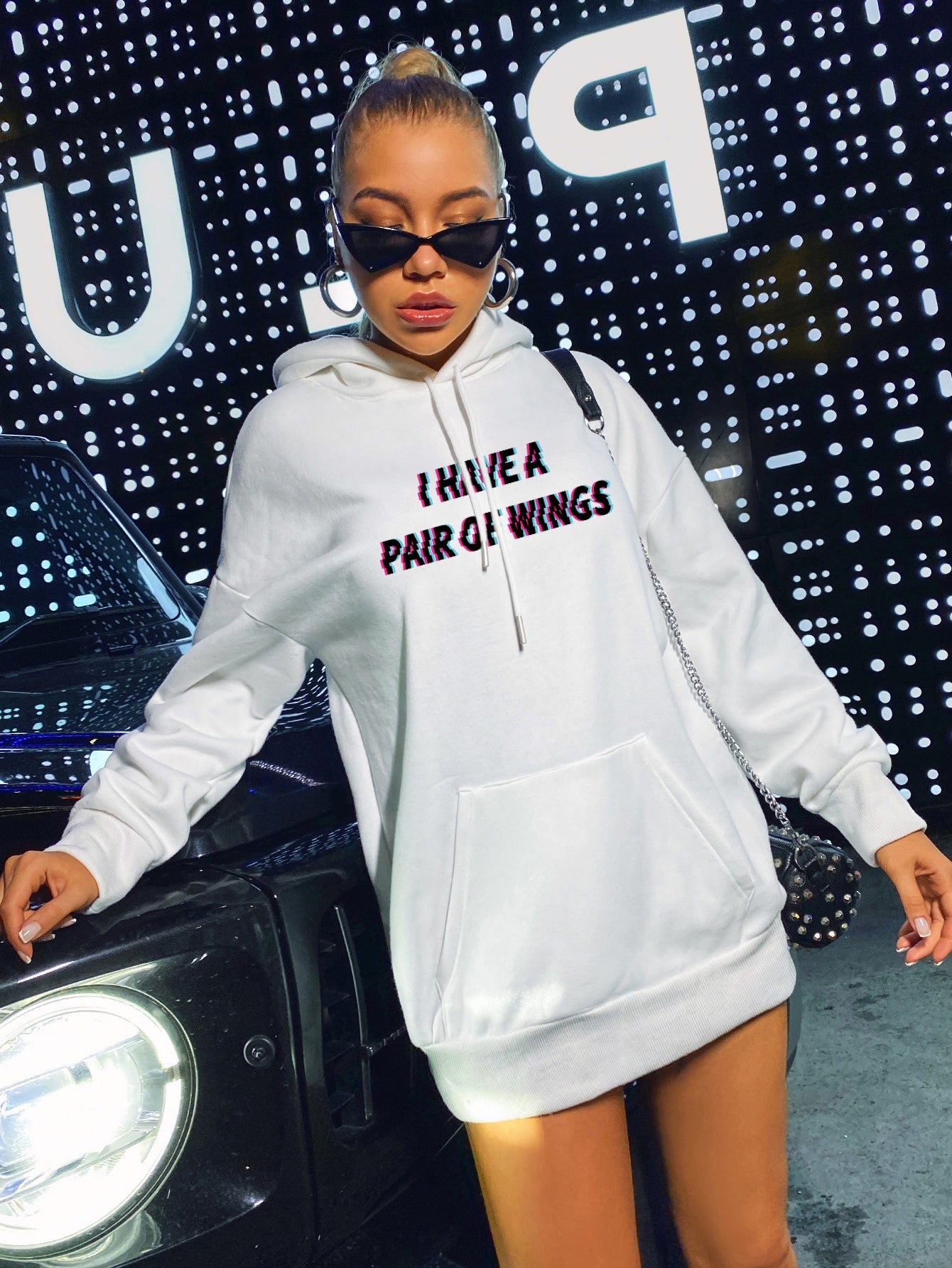 هودي مبطن مخملي بطباعة أجنحة وشعار