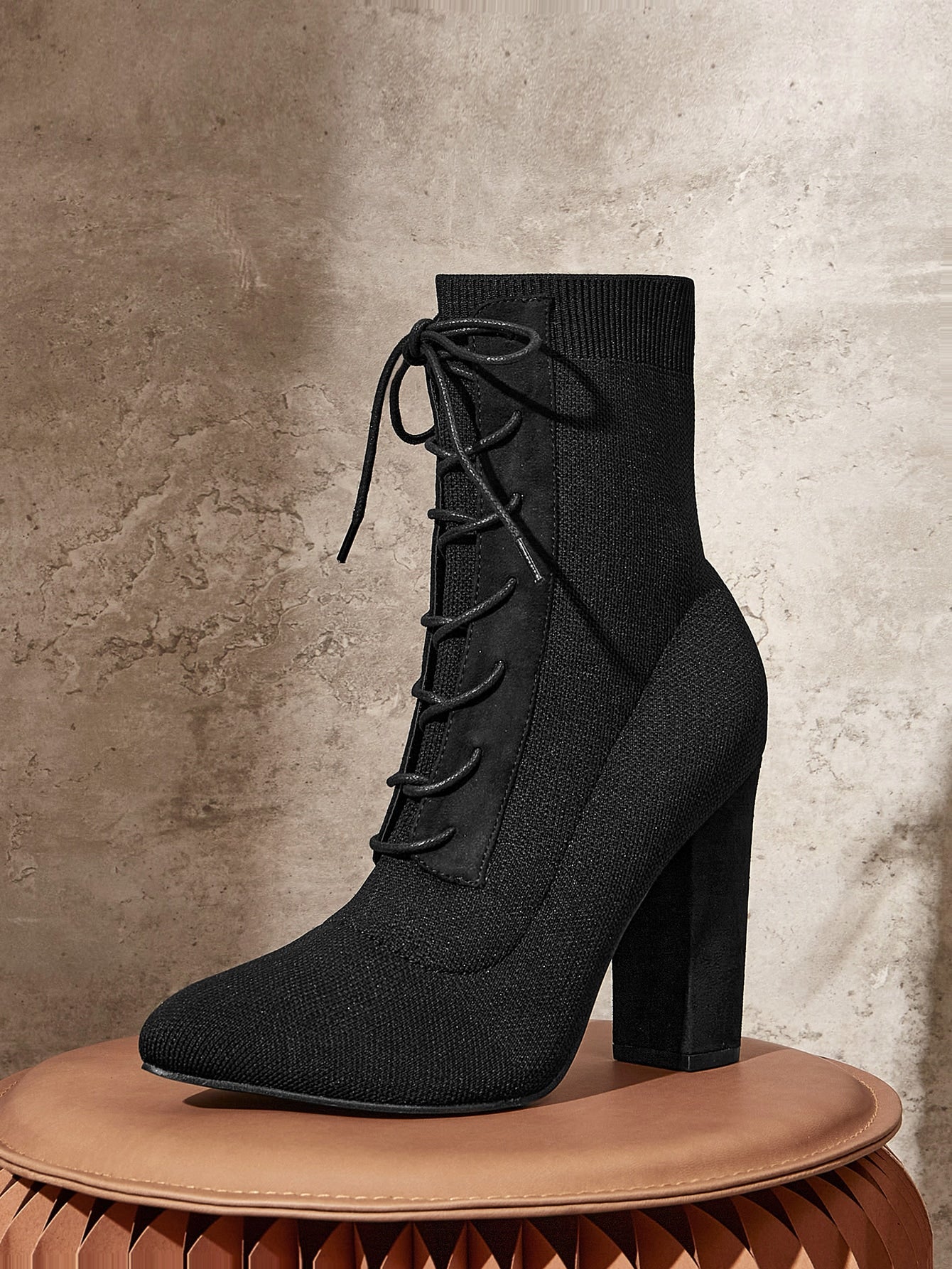 أحذية الكاحل والجوارب النسائية