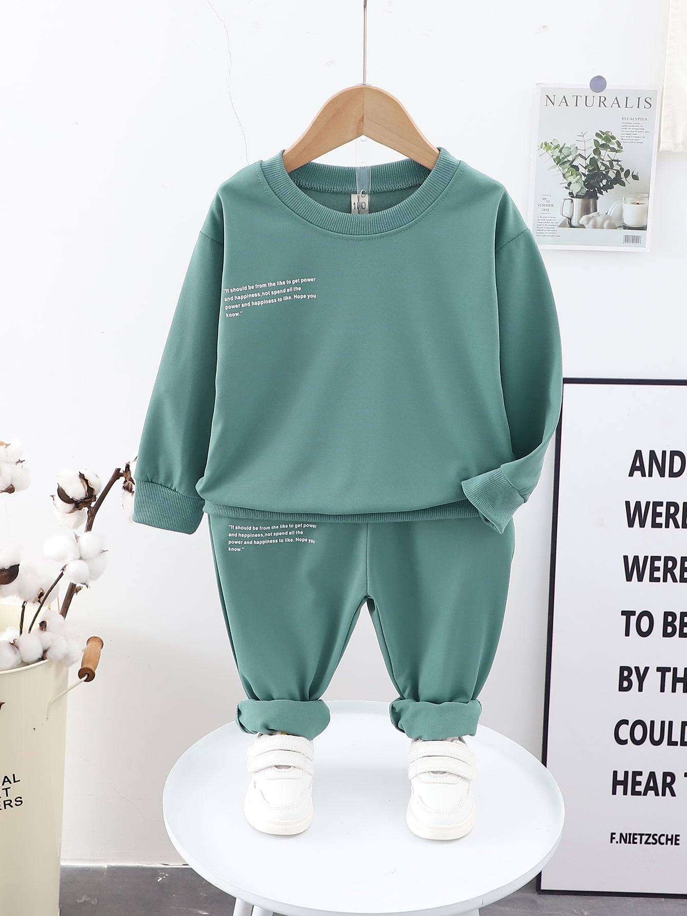 أطقم طفل صغير