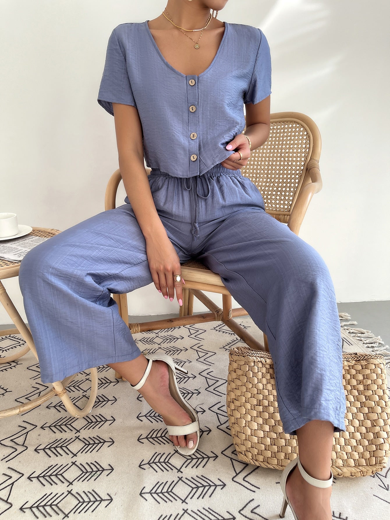 طقم قطعتين نسائية بلوزة و بنطلون