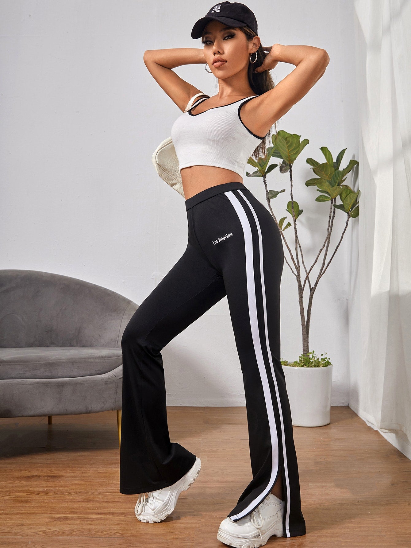 بنطلون مطرز بعبارة وشريط متباين وفتحة طرف