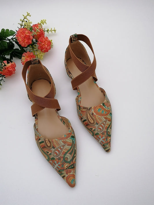 حذاء مسطح بجرافيك بيزلي باصابع قدم مدبب حزام متقاطع