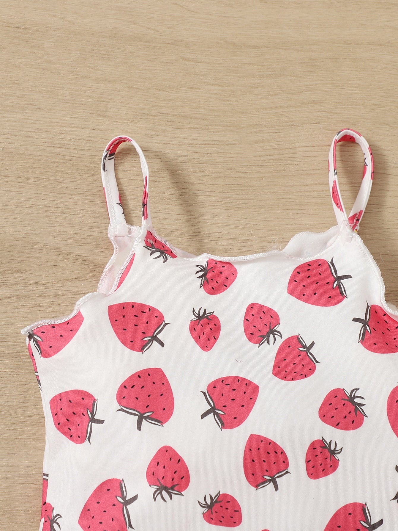 فستان كامي بطباعة فراولة مقلم نمط نبات الخس للاطفال