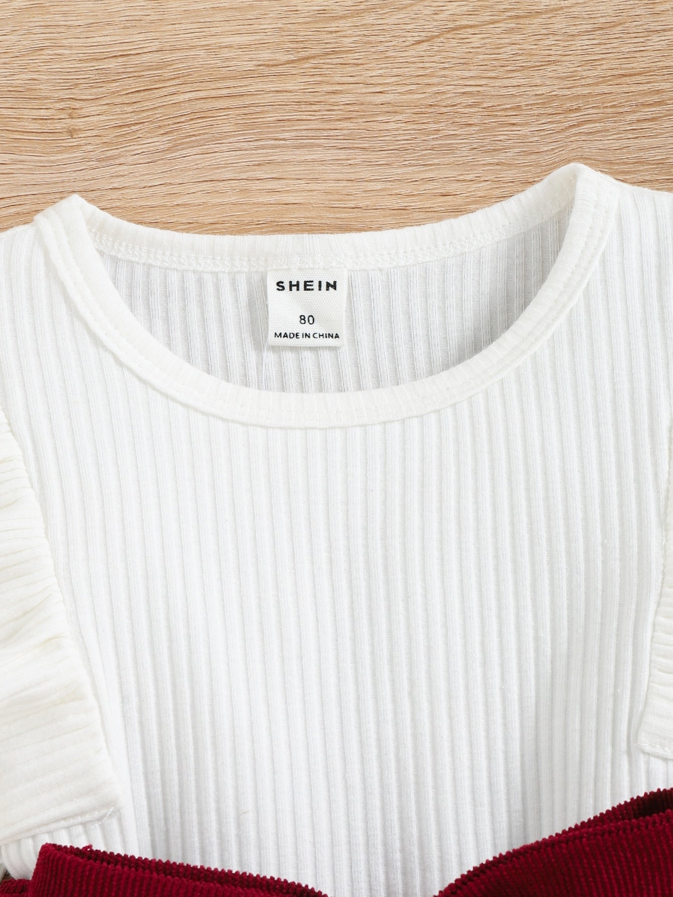 بنطلون قميص مزين بالريشات للفتاة الصغيرة وتنورة كوردوري مع حزام