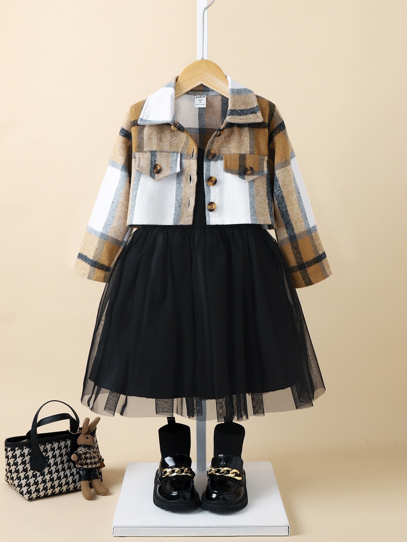 أطقم طفلة صغيرة