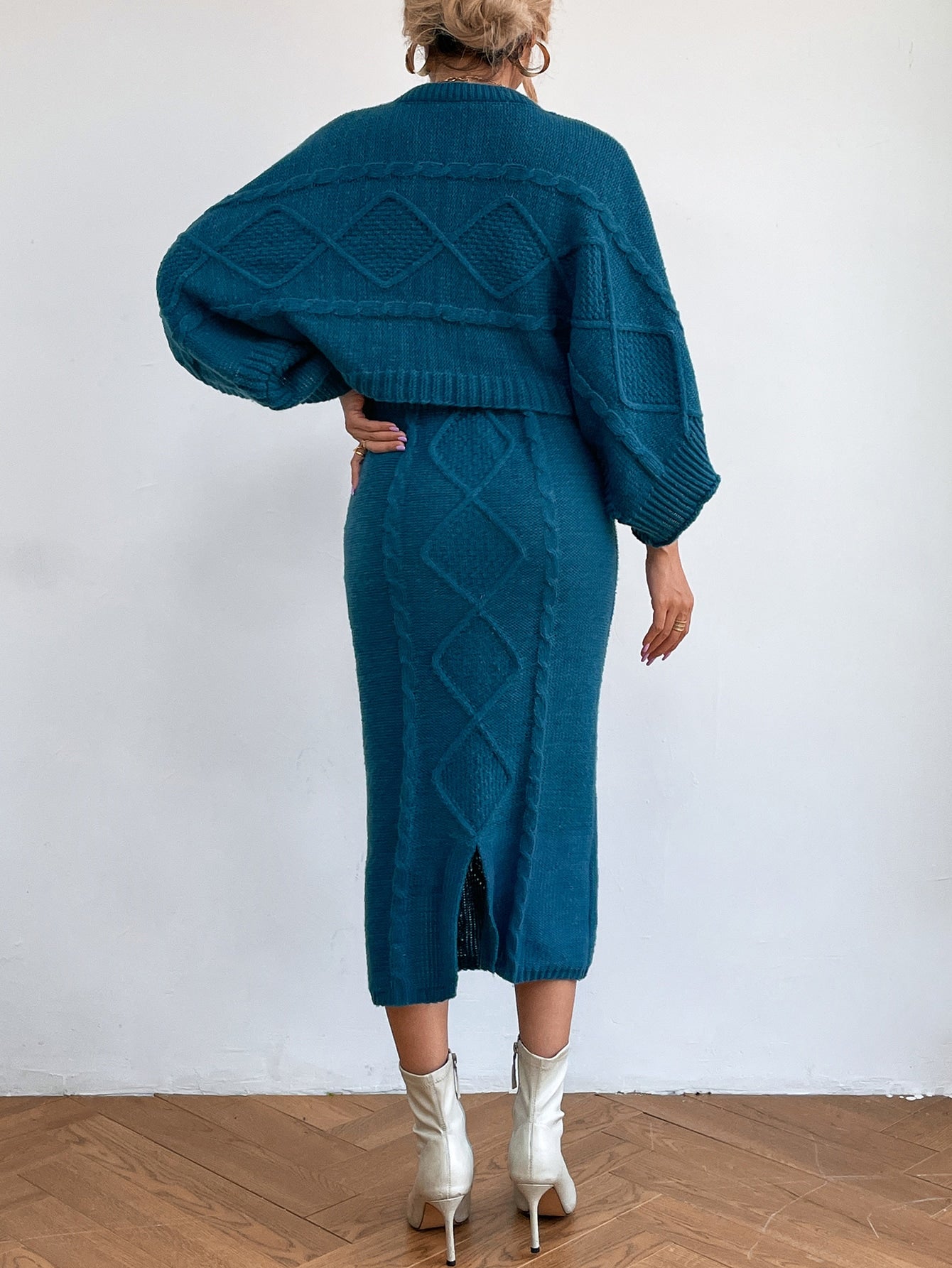 كنزة صوف اكمام جناح الخفاش منسوج مضفور وتنورة محبوكة شق خلفي بدون قميص