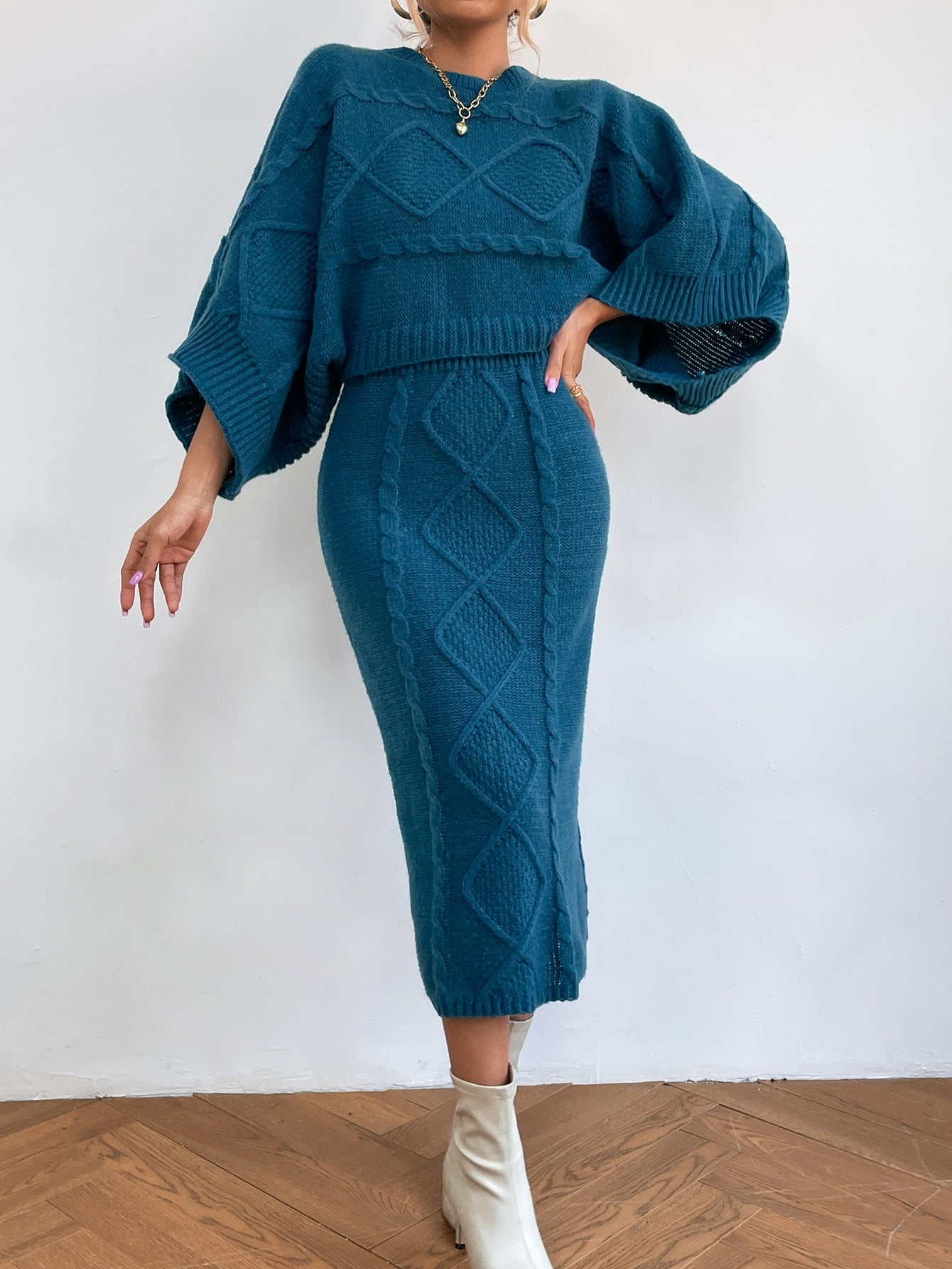 كنزة صوف اكمام جناح الخفاش منسوج مضفور وتنورة محبوكة شق خلفي بدون قميص