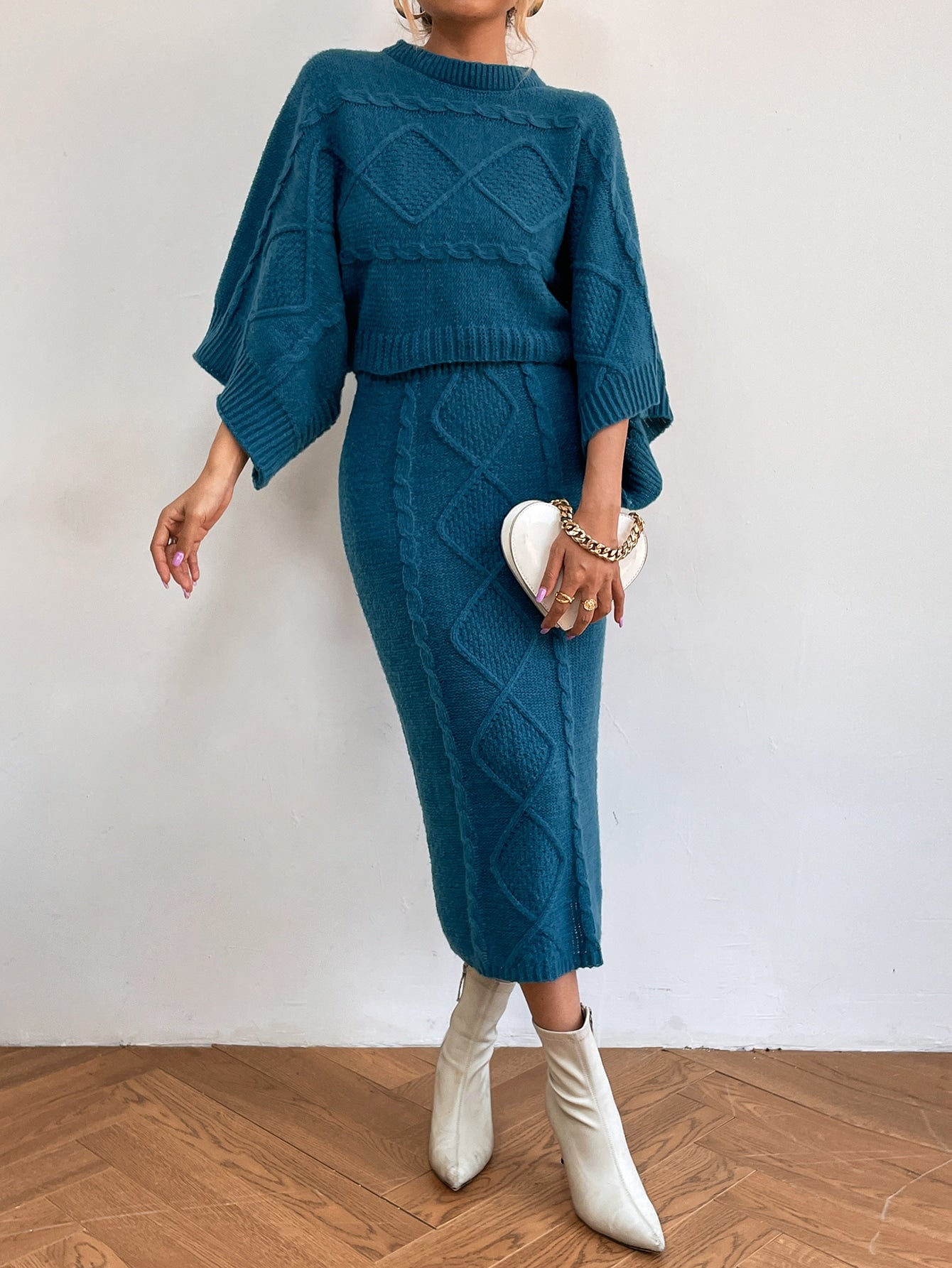 كنزة صوف اكمام جناح الخفاش منسوج مضفور وتنورة محبوكة شق خلفي بدون قميص