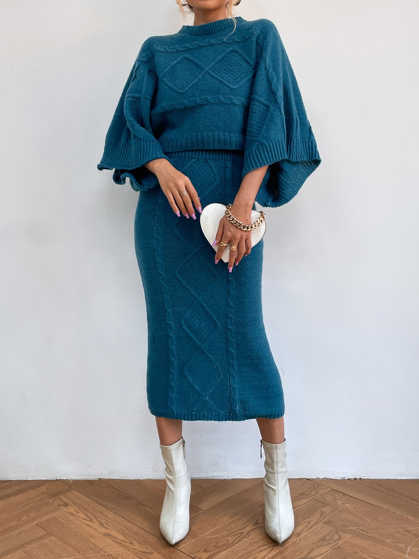 كنزة صوف اكمام جناح الخفاش منسوج مضفور وتنورة محبوكة شق خلفي بدون قميص