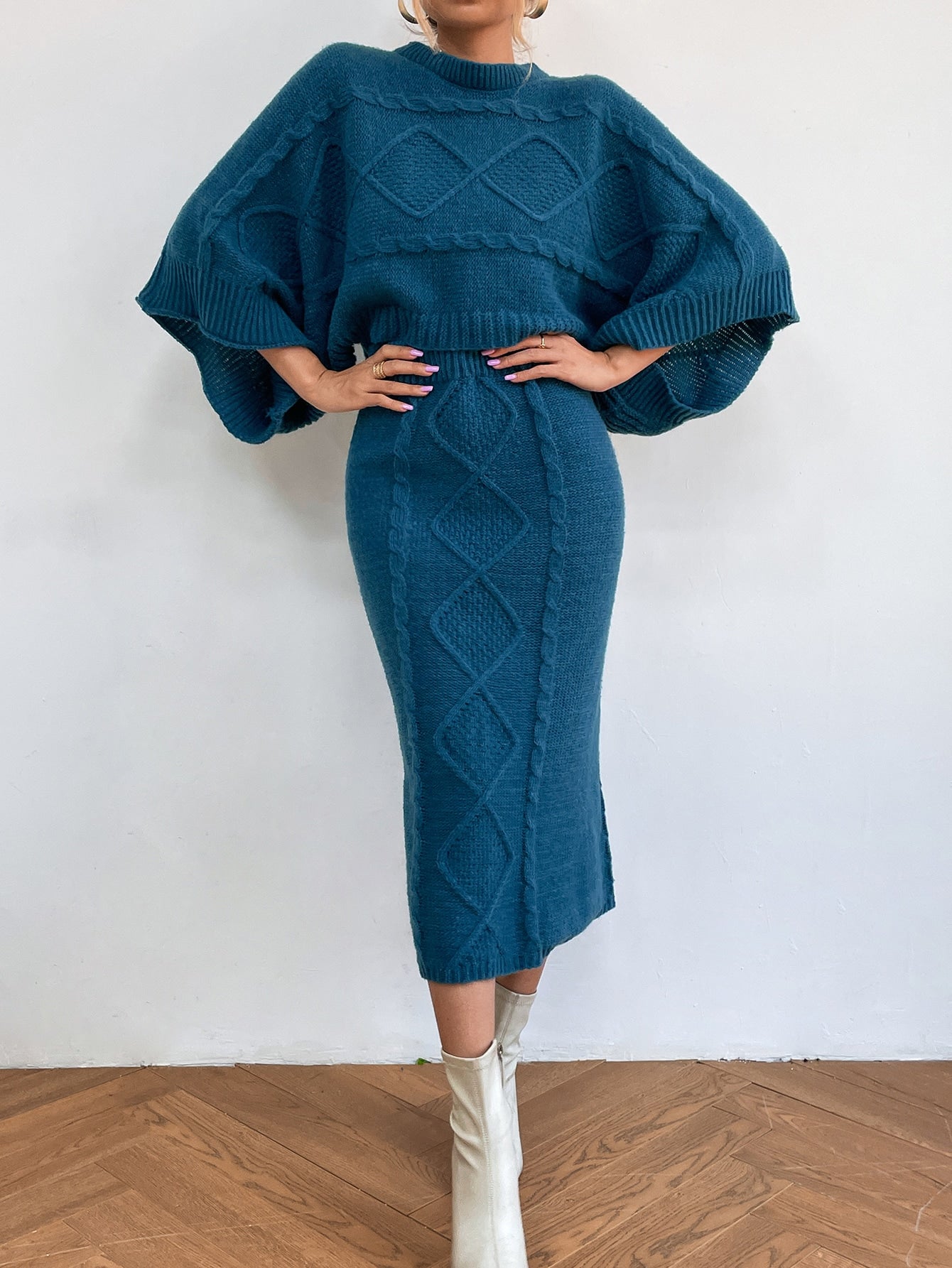 كنزة صوف اكمام جناح الخفاش منسوج مضفور وتنورة محبوكة شق خلفي بدون قميص