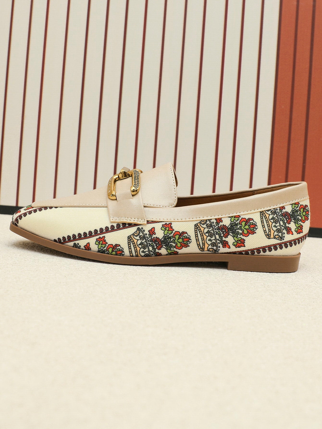 أحذية مسطحة نسائية