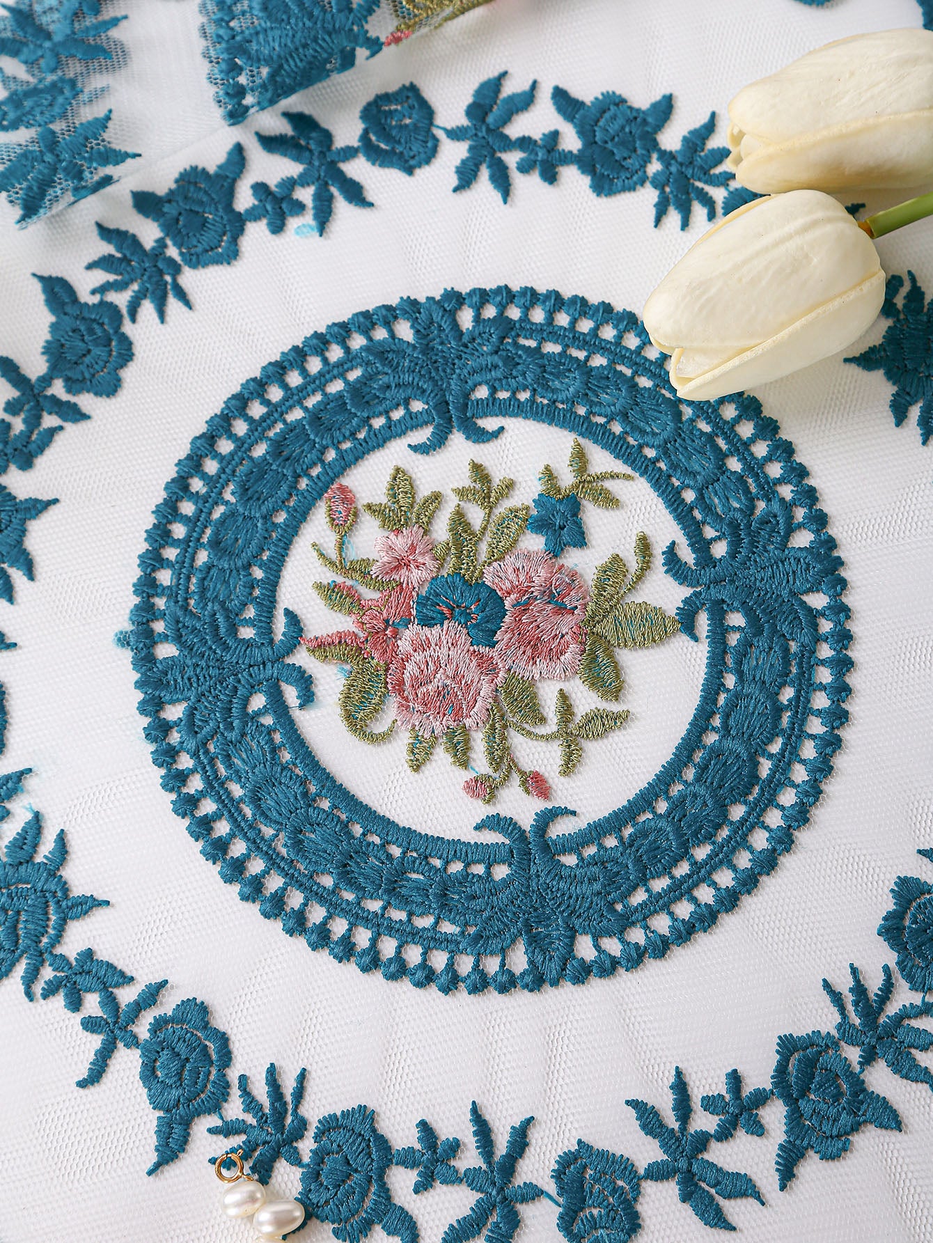 مفرش سفرة مطرز بأزهار قطعة واحدة