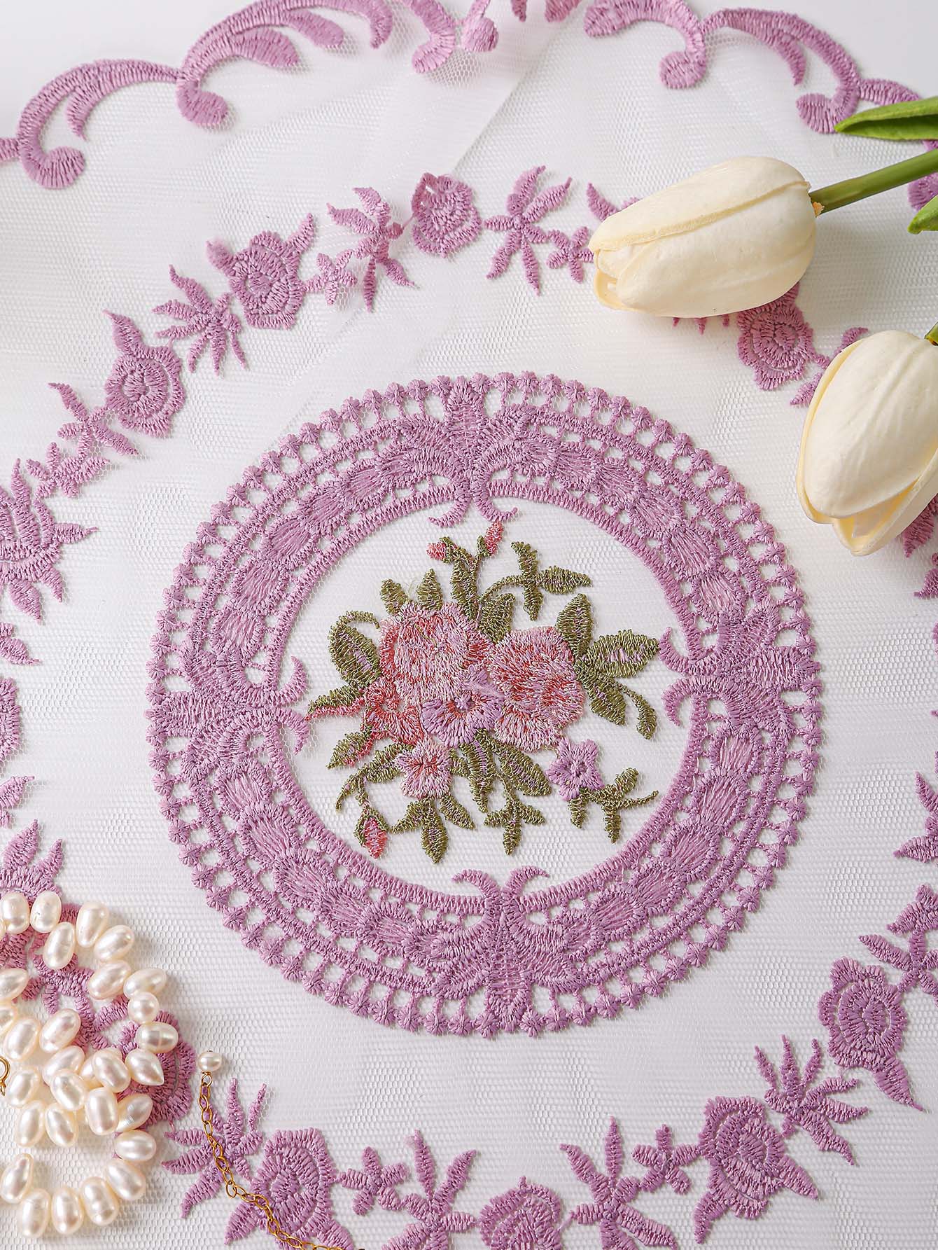 مفرش سفرة مطرز بأزهار