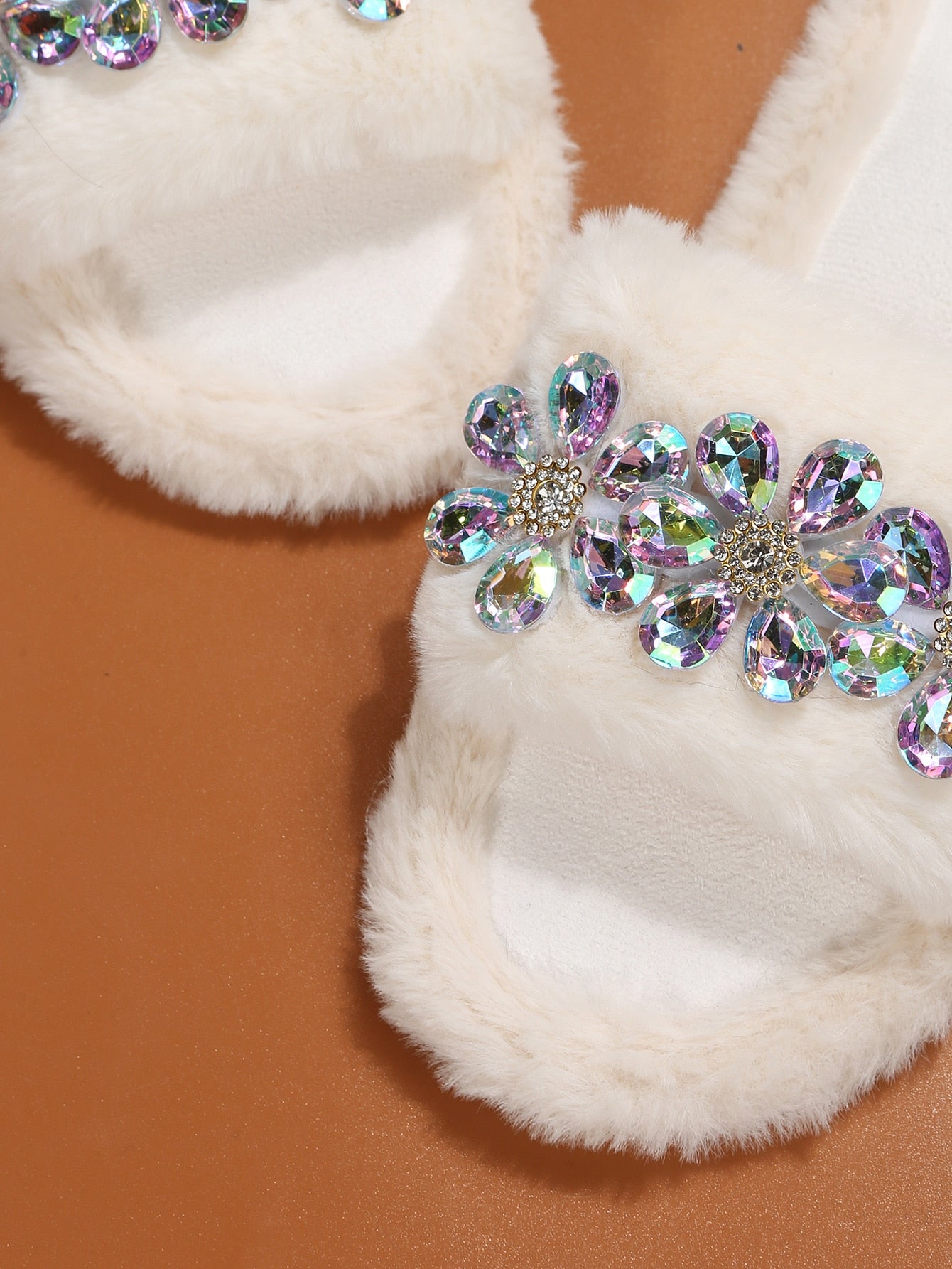 شبشب نسائي مفتوح عند الأصابع مزين بحجر الراين على شكل زهرة ملونة، غير قابل للانزلاق في الداخل/الخارج، مريح ودافئ للارتداء اليومي