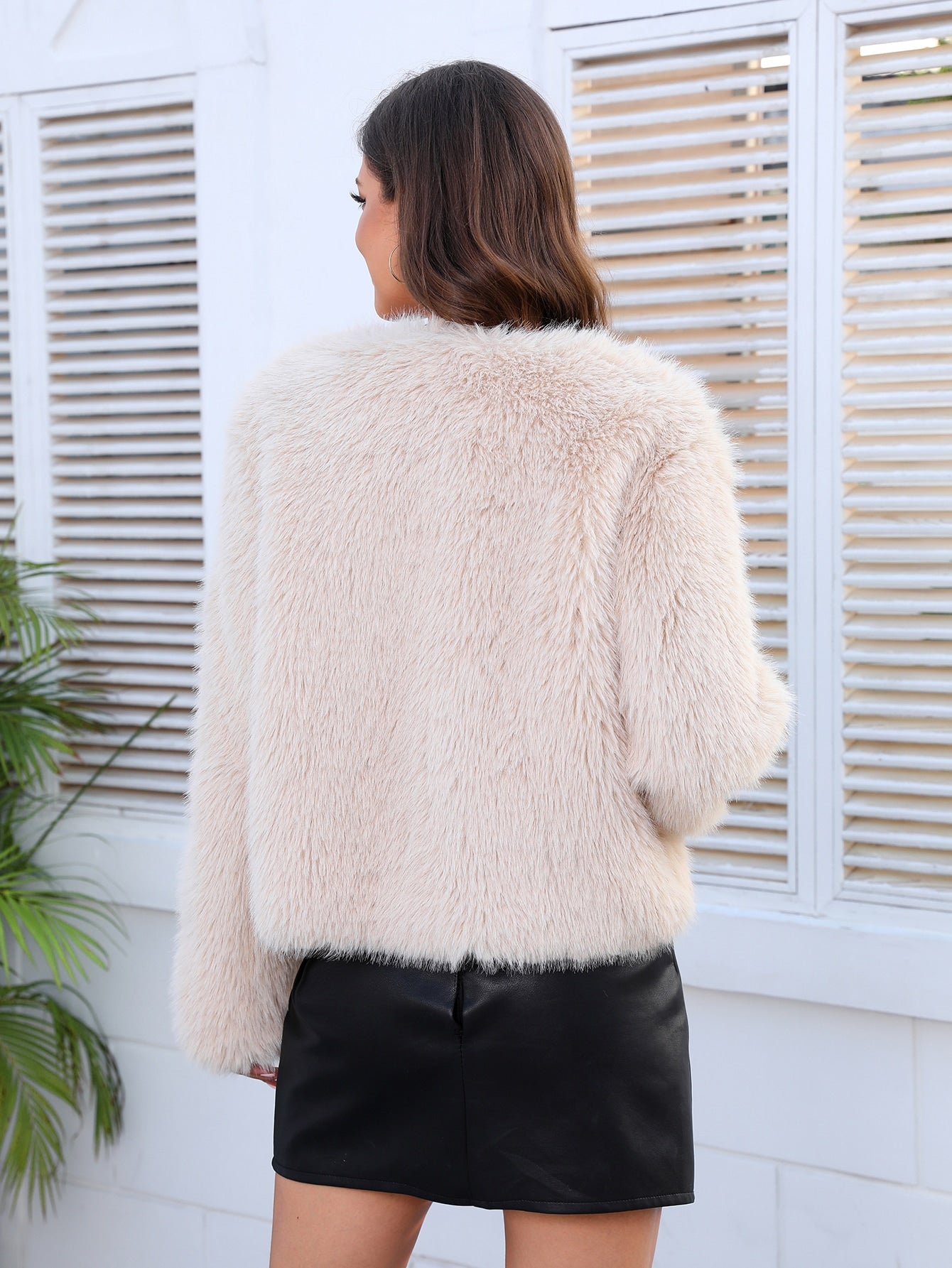 معطف موحدة اللون مفتوح امامي زغبي