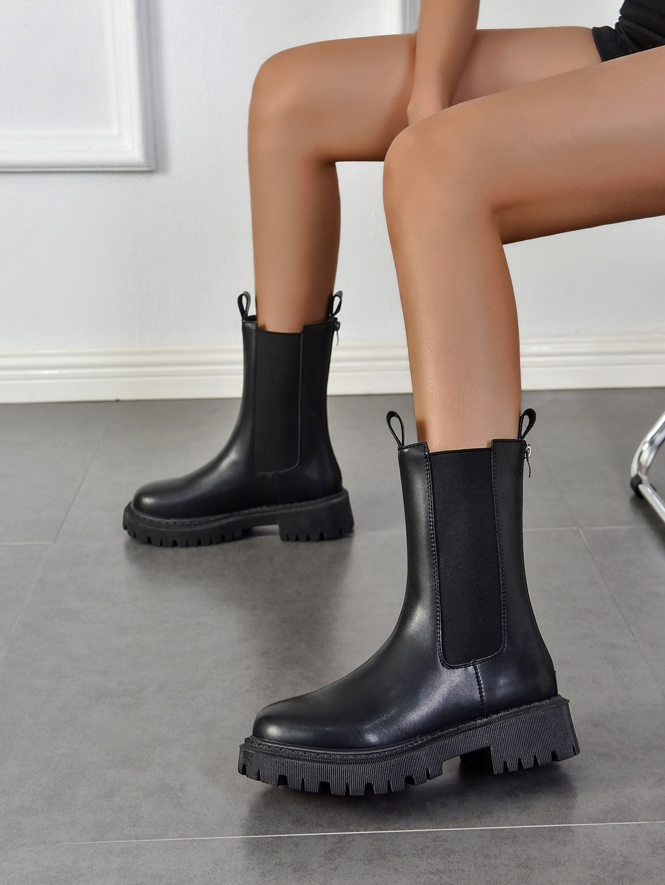 بوت تشيلسي فاشن للنساء، لون خالص، لوحة خلفية مرنة، سحاب للإغلاق، دواسة واحدة، أسود