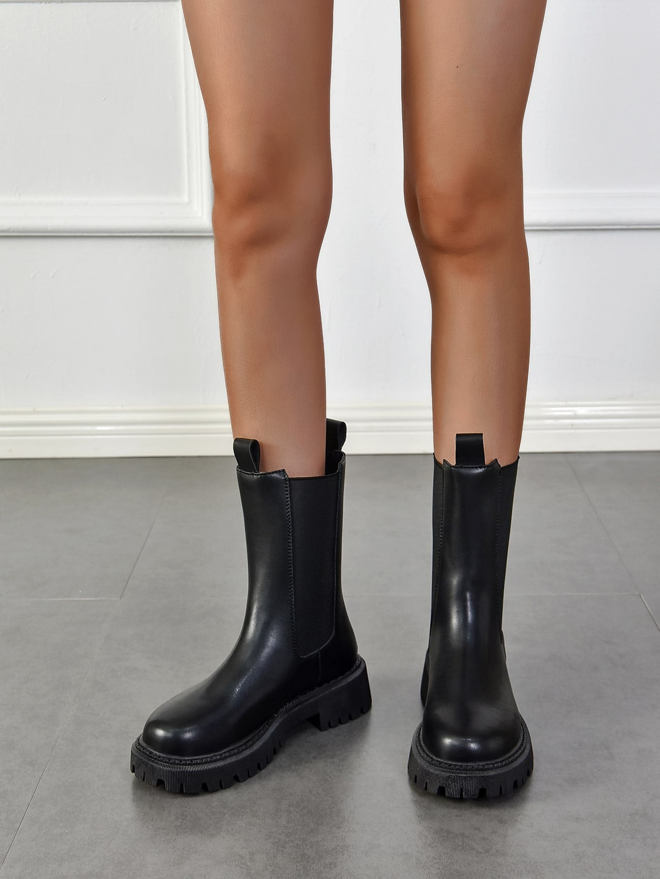 بوت تشيلسي فاشن للنساء، لون خالص، لوحة خلفية مرنة، سحاب للإغلاق، دواسة واحدة، أسود