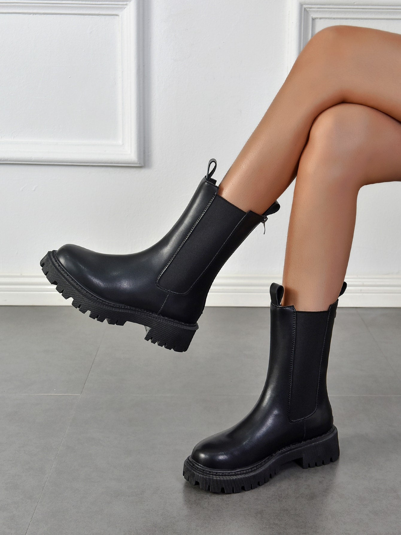 بوت تشيلسي فاشن للنساء، لون خالص، لوحة خلفية مرنة، سحاب للإغلاق، دواسة واحدة، أسود