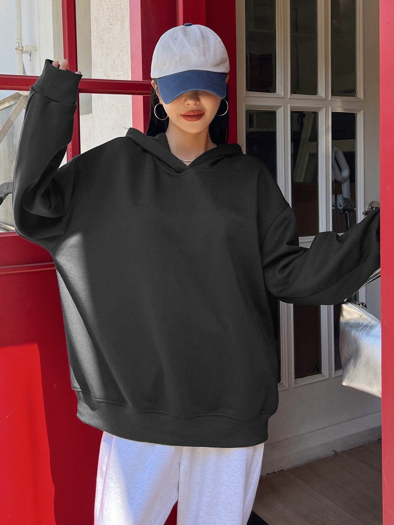 سويت شيرت بشعار غرافيك دلفة الكتف