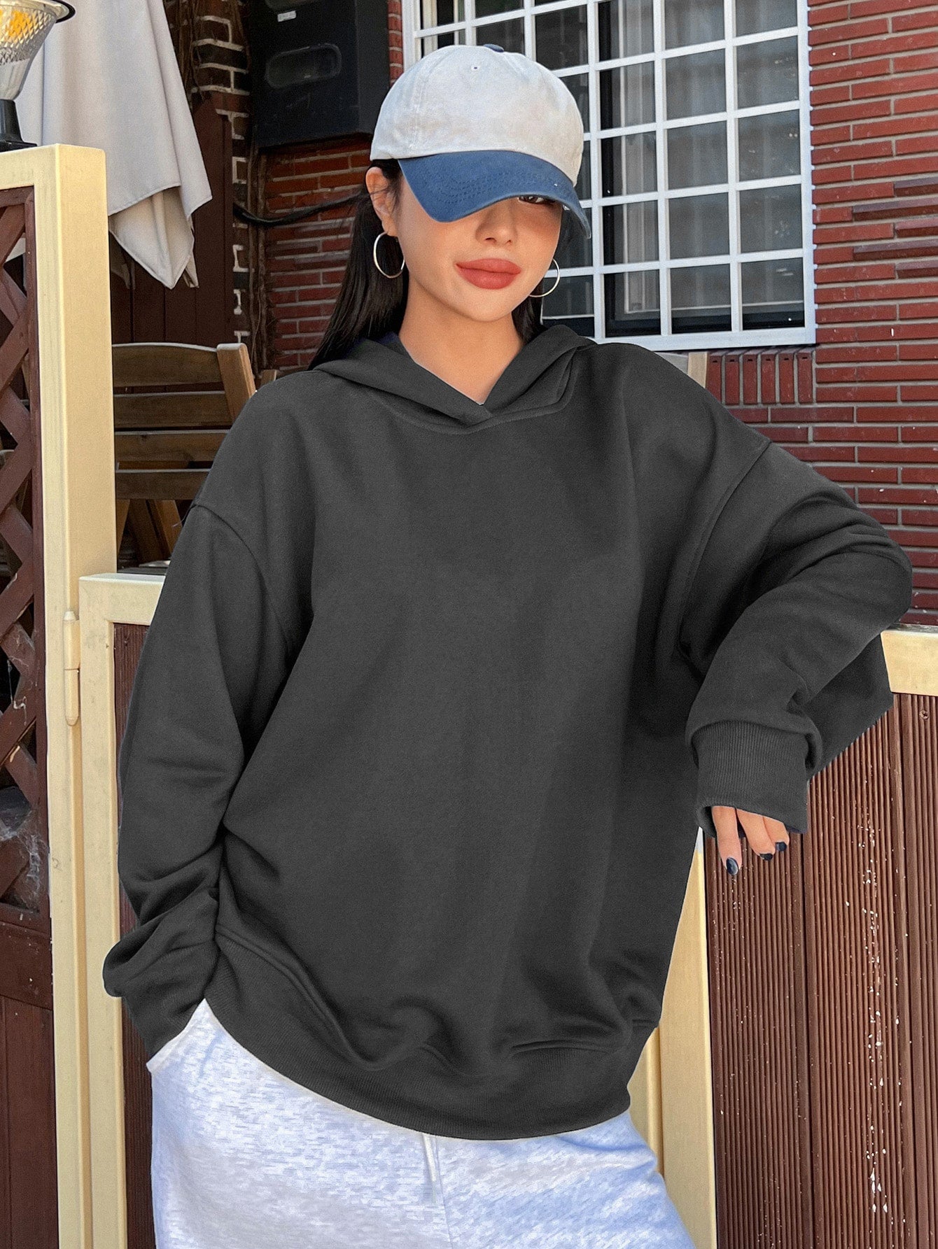 سويت شيرت بشعار غرافيك دلفة الكتف