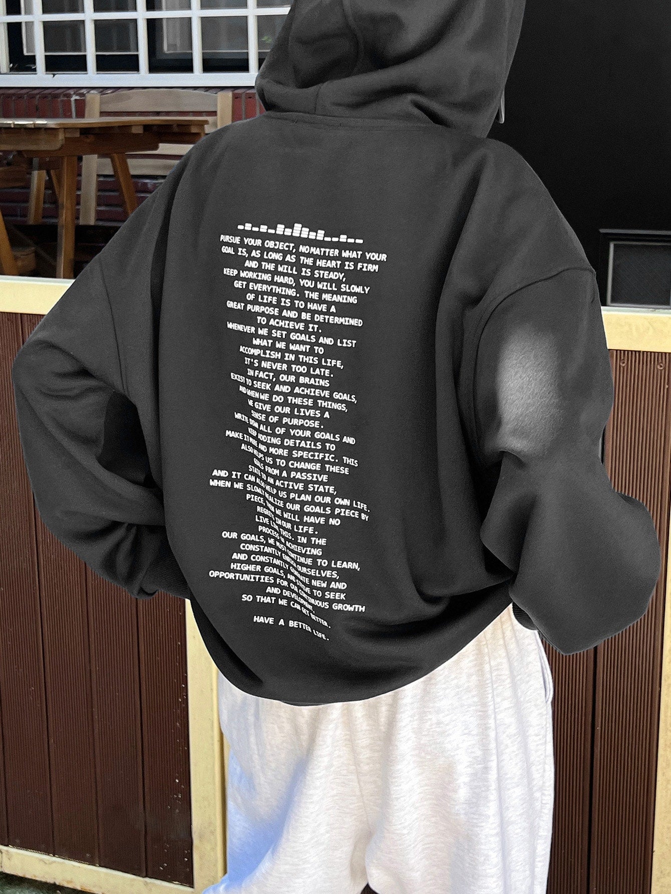 سويت شيرت بشعار غرافيك دلفة الكتف