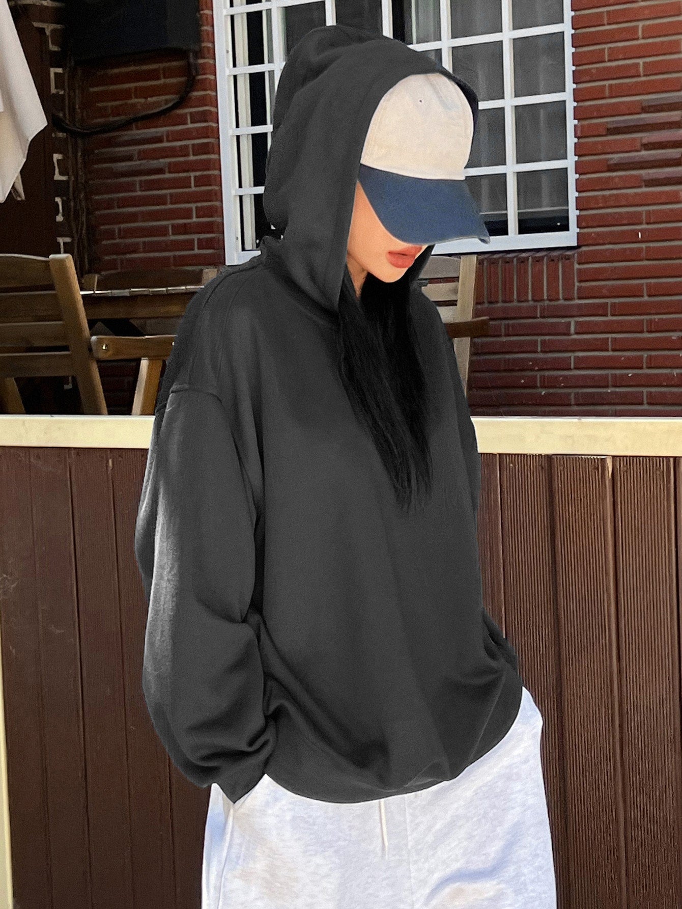 سويت شيرت بشعار غرافيك دلفة الكتف