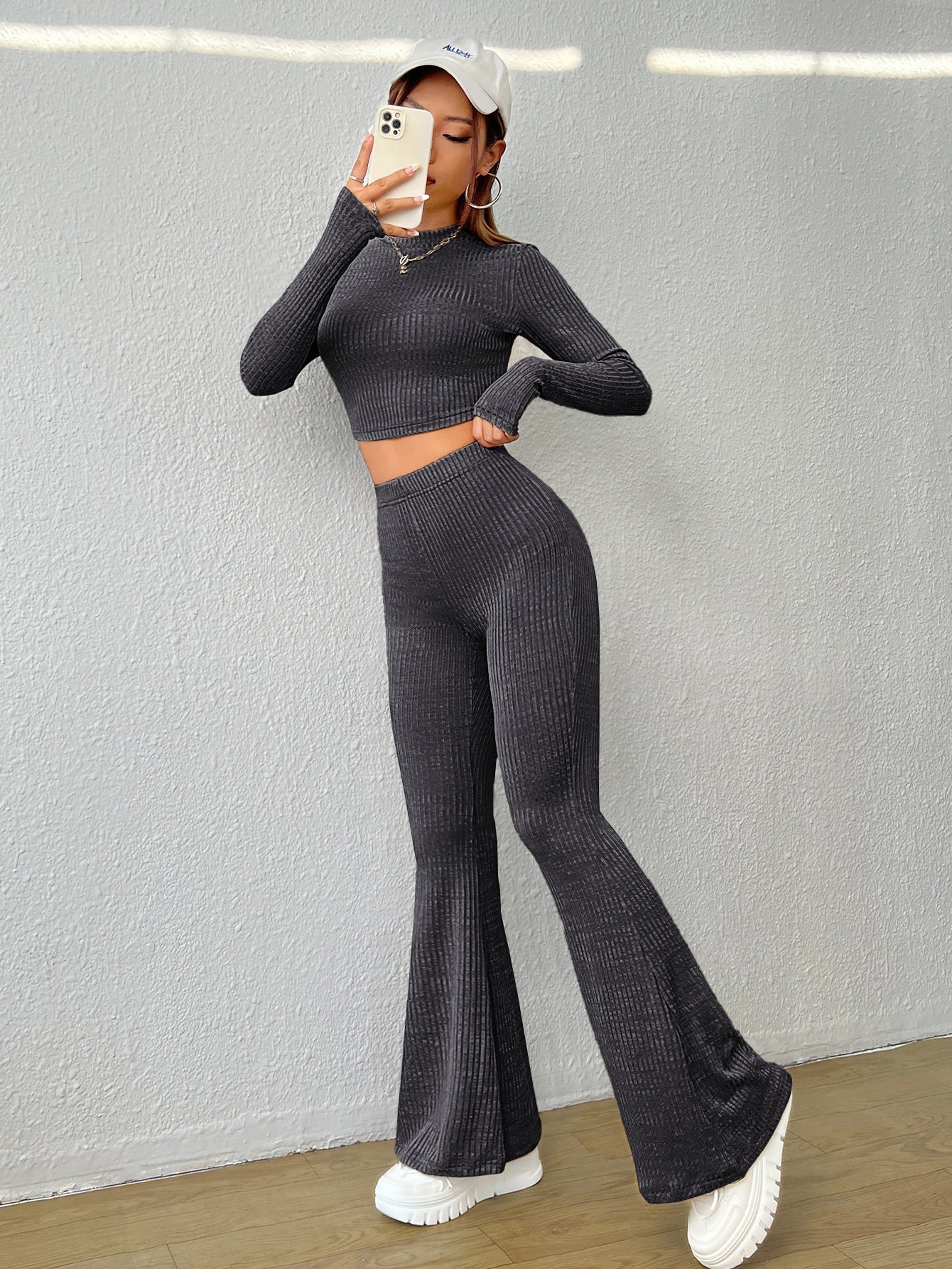 لباس علوي قصير محبوك مضلع و بنطلون بساق واسع