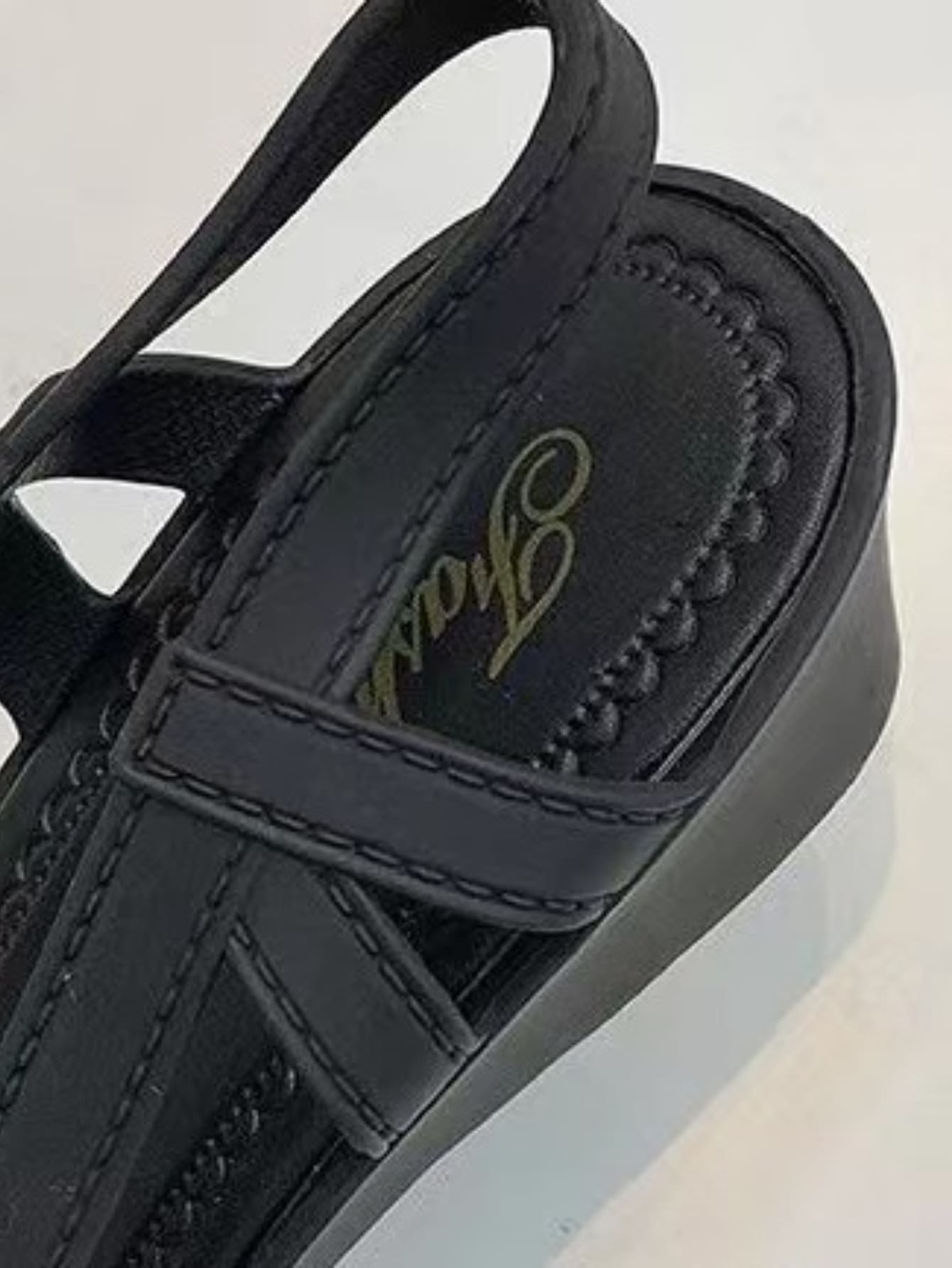 أحذية إسفين مفتوح الوراء