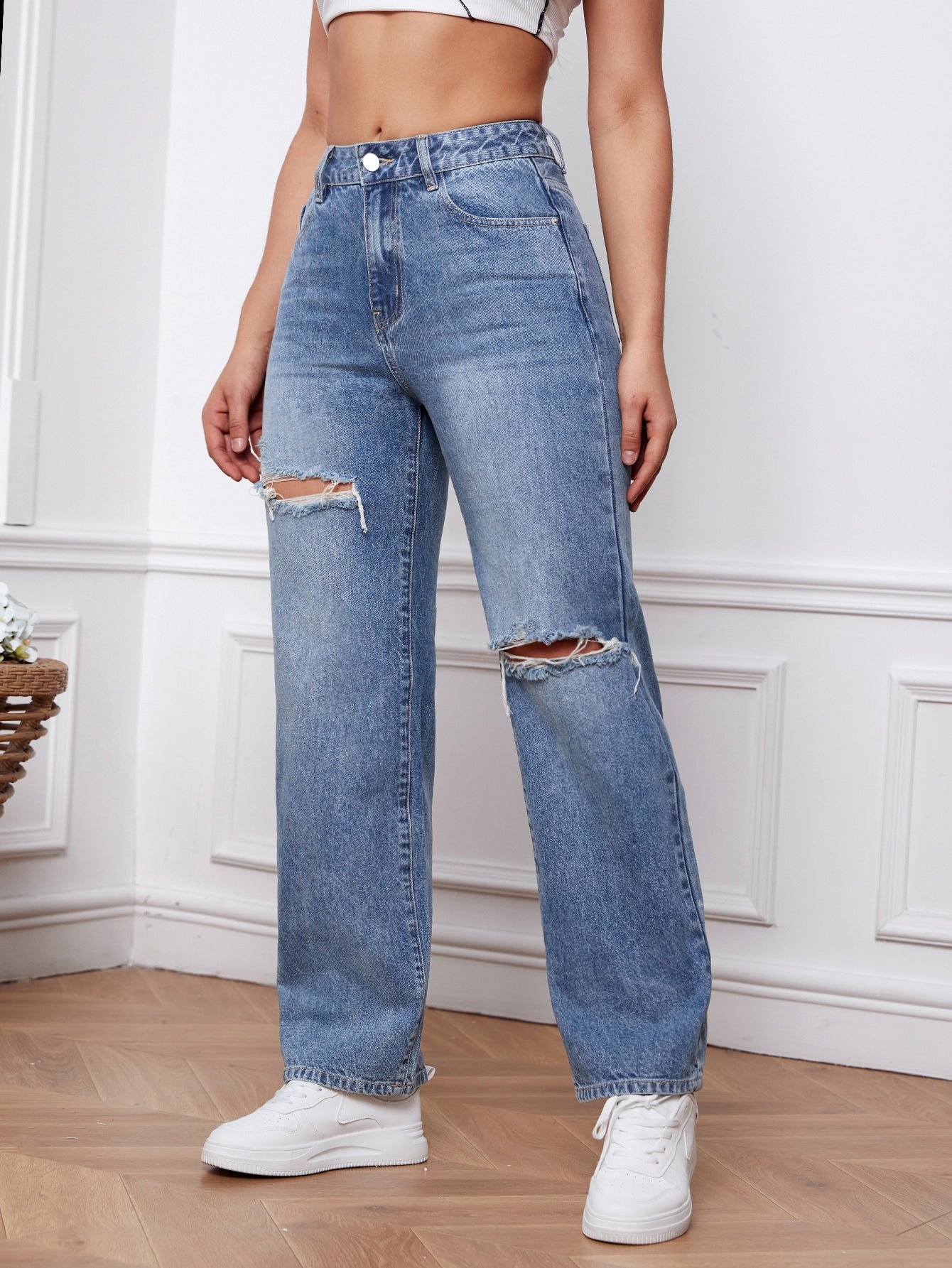 جينز بساق مستقيم ممزق