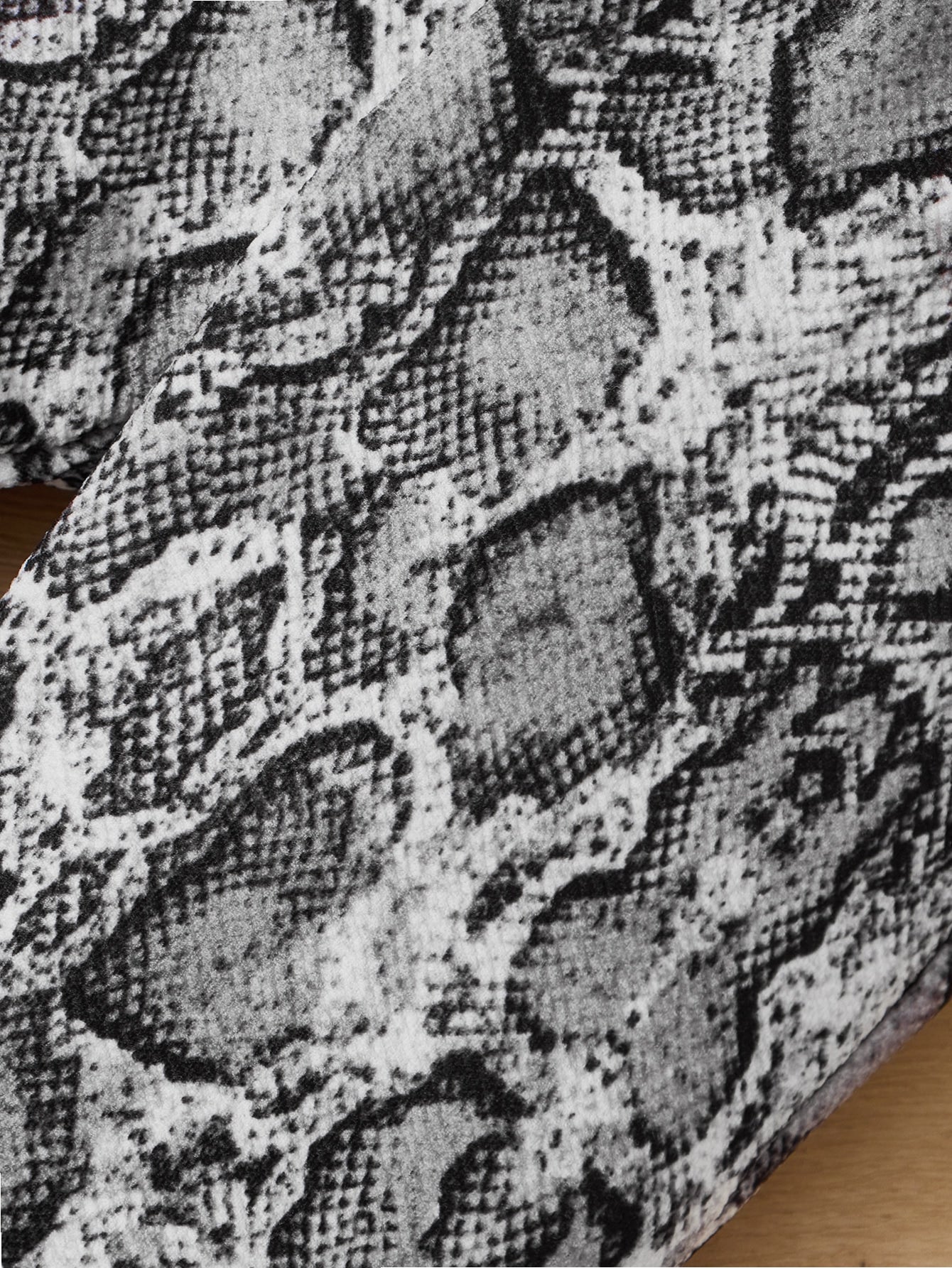 لباس علوي رسن للاطفال مقلم بكشكش وبنطلون بساق بطباعة جلد الثعبان واسع