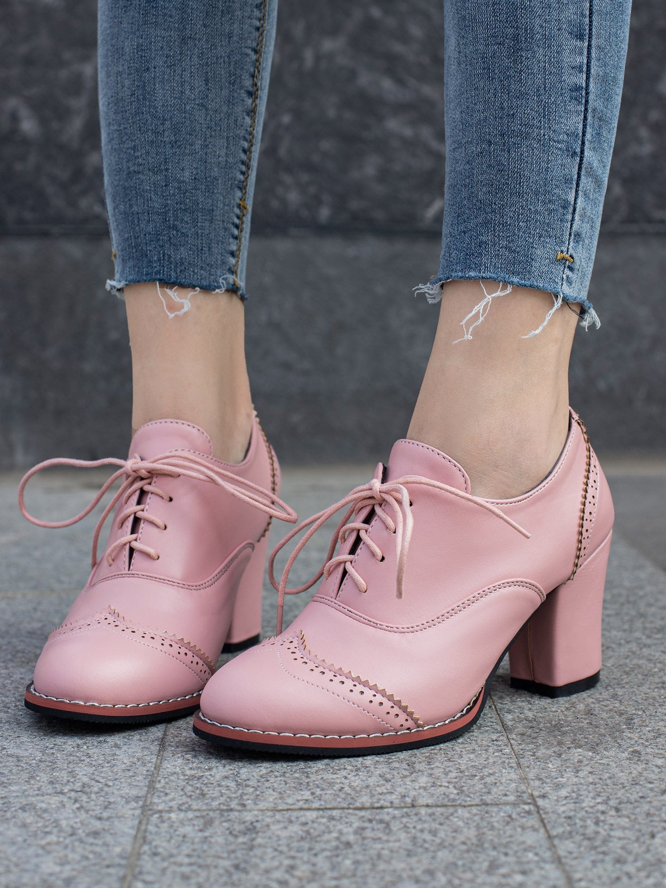 حذاء أكسفورد نسائي بتصميم طرف الجناح برباط أمامي بكعب مكتنزة