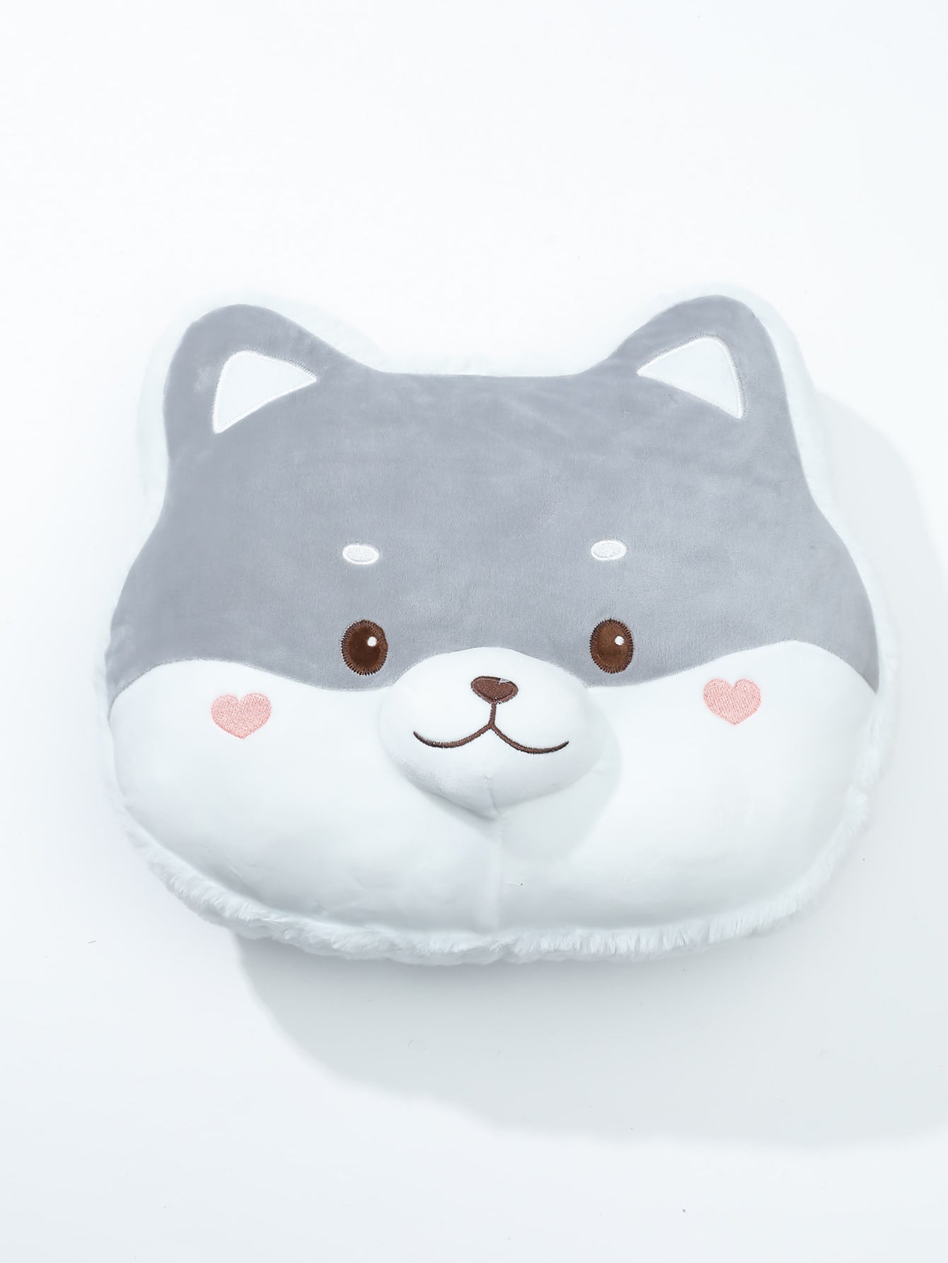 وسائد مزينة بتصميم الدب