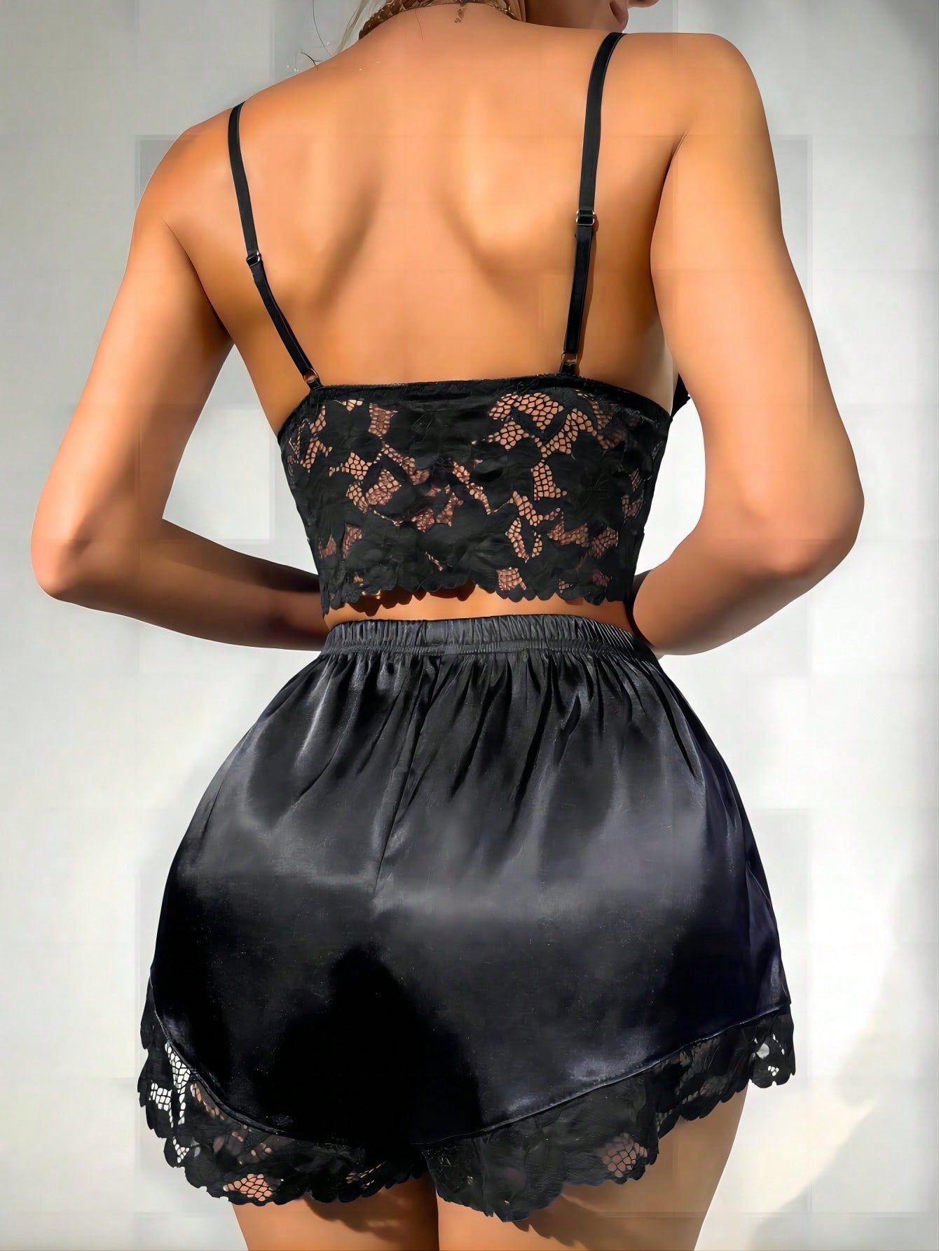 طقم بيجامة دانتيل زهري عقدة الفراشة أمامية ساتان