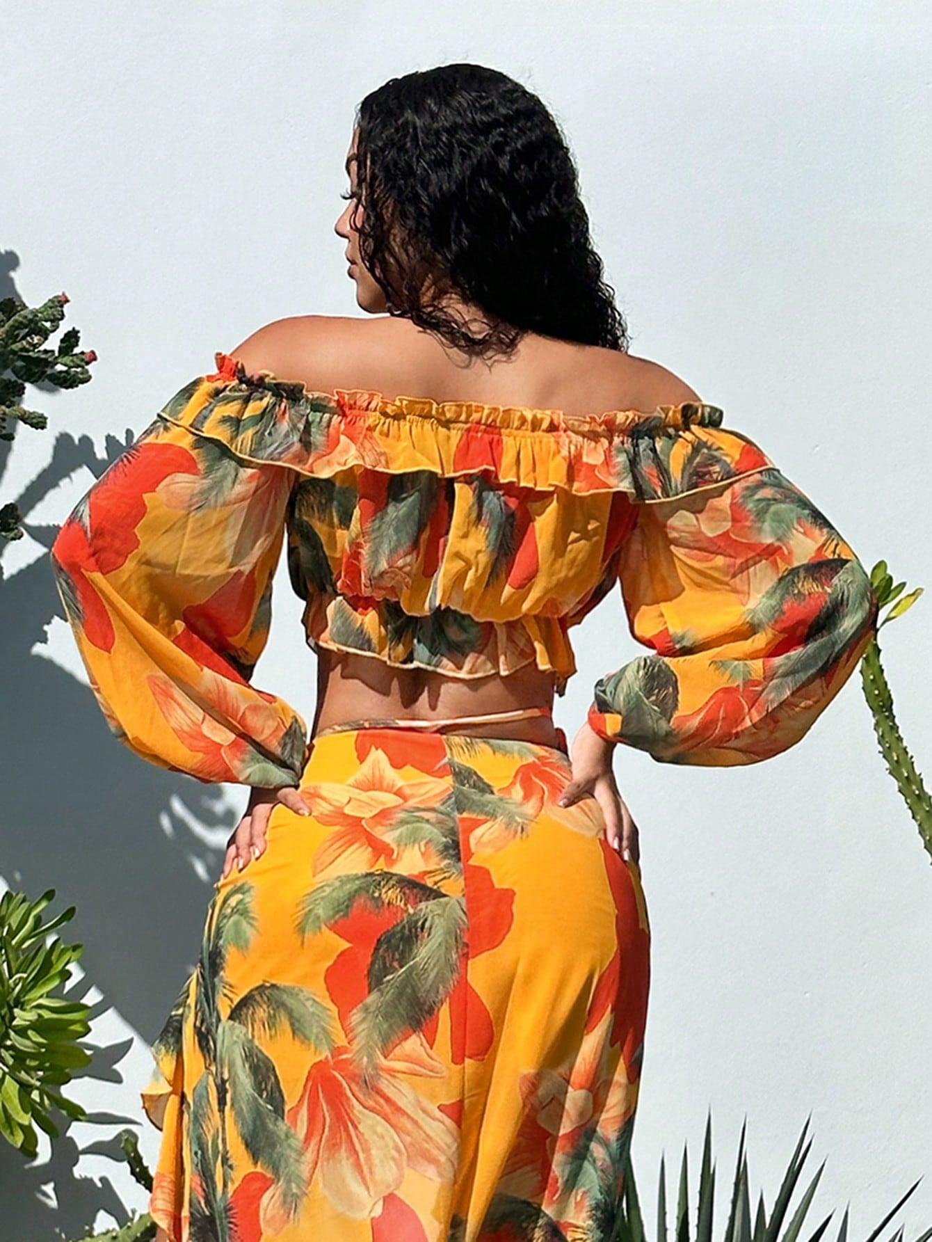 بلوزة بطباعة استوائية مكشوف الكتف مقلم بكشكش ربطة امامية