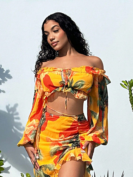 بلوزة بطباعة استوائية مكشوف الكتف مقلم بكشكش ربطة امامية